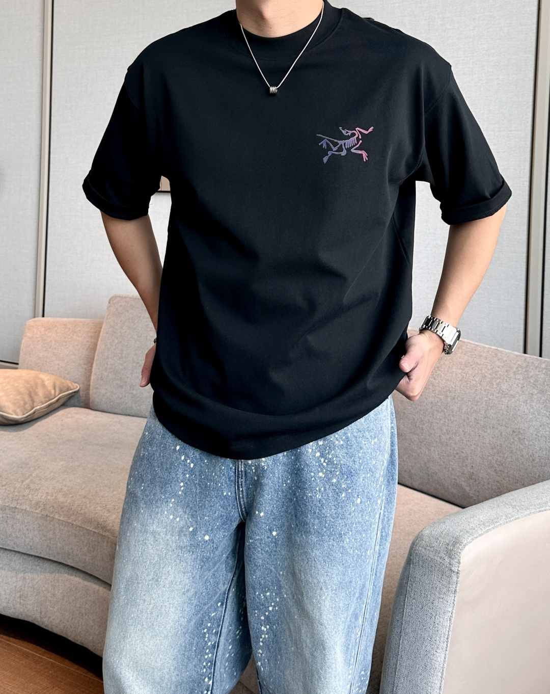 NO:465691,Archaeopteryx 2025 spring and summer style/official website synchronization The fabric is made of heavy pure cotton combed cotton fabric, OS loose style, and the upper body style is super positive!  Everyday versatile, a must-have item for wardrobe!  Same model for men and women Size S-3XL (2 sizes in size) Size/part S M L XL 2XL 3XL Shoulder width 52 54 56 57 59 60 Length 70 72.75.78.82.85. Bust 54 56.58.60.62.64. Sleeve length 24 26 27 28 29 30,arc'teryx,alexander wang19860909始祖鸟 2025春夏款/官网同步 面料采用重磅纯棉精梳棉面料,OS宽松版型,上身版型超正！日常百搭,衣橱必备单品！ 男女同款 尺码 S-3XL（版型偏大2个码） 码数/部位S M L XL 2XL 3XL 肩宽 52 54 56 57 59 60 衣长70 72.75.78.82.85. 胸围 54 56.58.60.62.64. 袖长24 26 27 28 29 30,arc'teryx,alexander wang,Men's clothing