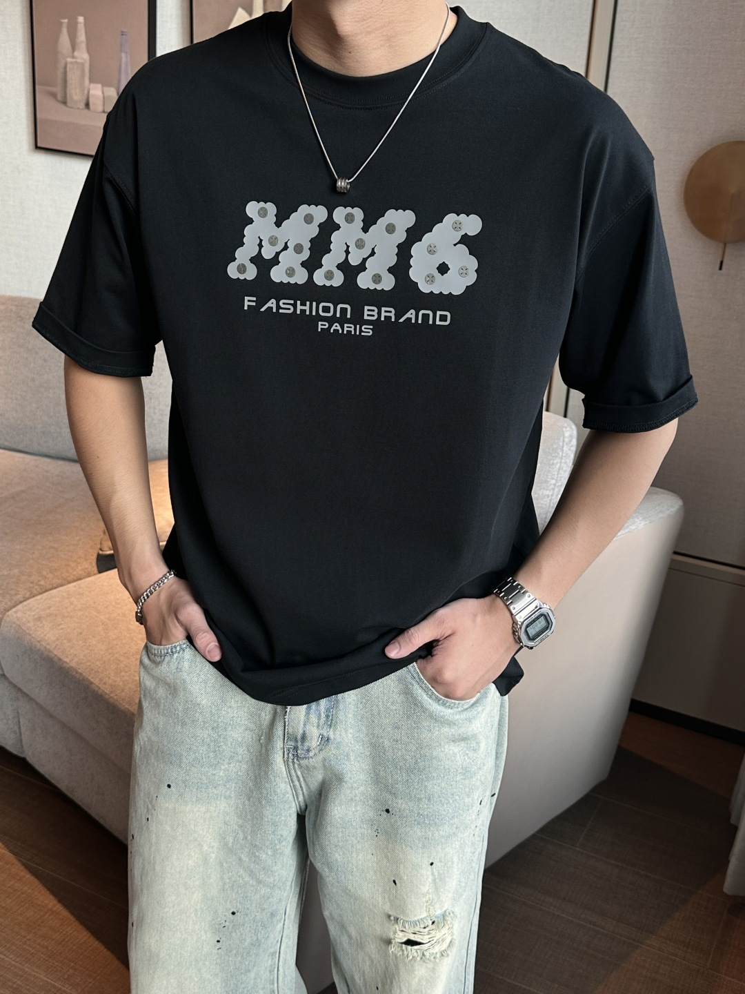 NO:465699,Majila 2025 spring and summer style/official website synchronization The fabric is made of heavy pure cotton combed cotton fabric, OS loose style, and the upper body style is super positive!  Everyday versatile, a must-have item for wardrobe!  Same model for men and women Size S-3XL (2 sizes larger in size) Size/part S M L XL 2XL 3XL Shoulder width 52 54 56 57 59 60 Length 70 72.75.78.82.85. Bust 54 56.58.60.62.64. Sleeve length 24 26 27 28 29 30,,masion margiela,alexander wang19860909马吉拉 2025春夏款/官网同步 面料采用重磅纯棉精梳棉面料,OS宽松版型,上身版型超正！日常百搭,衣橱必备单品！ 男女同款 尺码 S-3XL（版型偏大2个码） 码数/部位S M L XL 2XL 3XL 肩宽 52 54 56 57 59 60 衣长70 72.75.78.82.85. 胸围 54 56.58.60.62.64. 袖长24 26 27 28 29 30,,masion margiela,alexander wang,Men's clothing