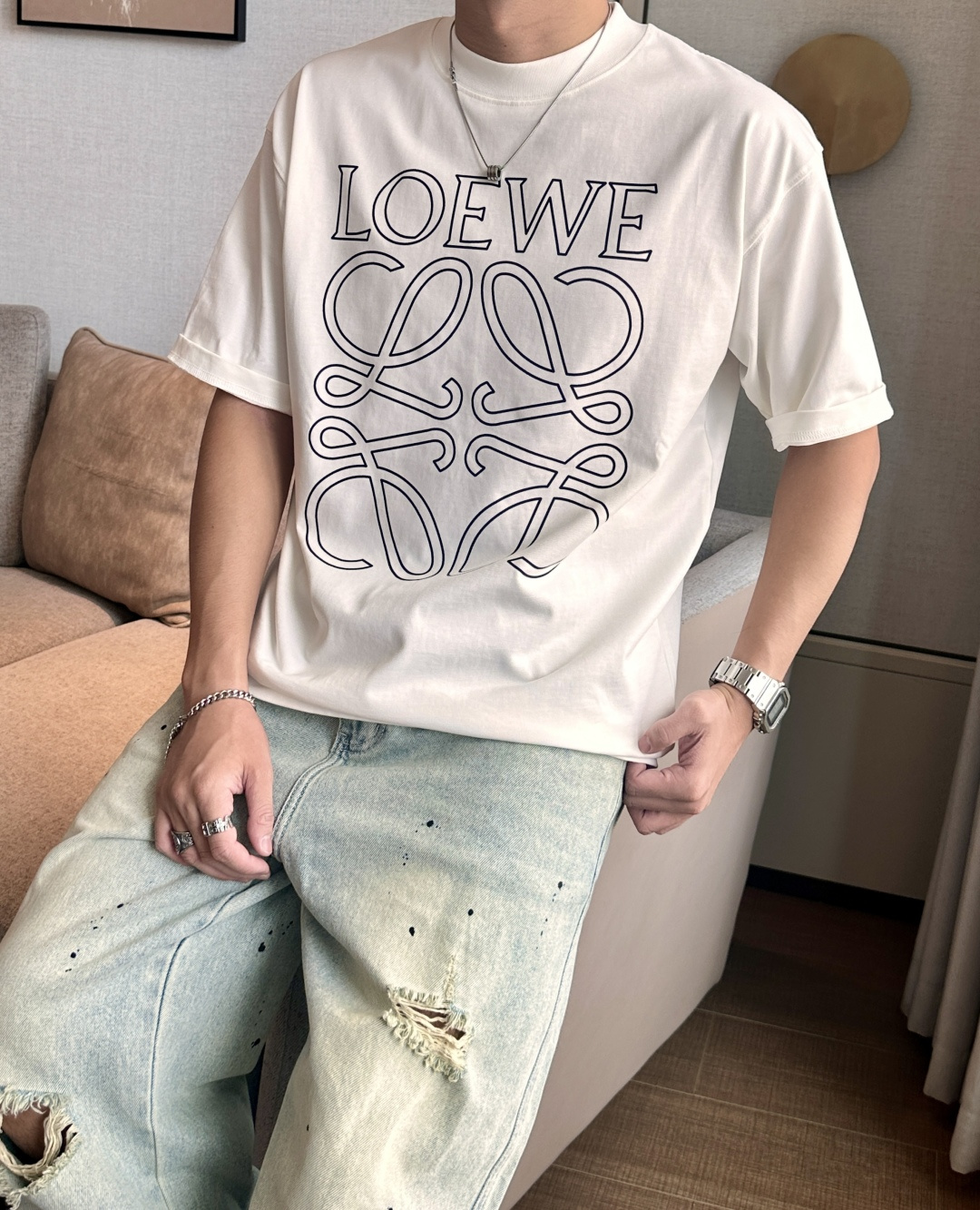 NO:463739,Loewe 2025 spring and summer style/official website synchronization The fabric is made of heavy pure cotton combed cotton fabric, OS loose style, and the upper body style is super positive!  Everyday versatile, a must-have item for wardrobe!  Same model for men and women Size S-3XL (2 sizes larger in size) Size/part S M L XL 2XL 3XL Shoulder width 52 54 56 57 59 60 Clothes length 70 72.75.78.82.85. Bust 54 56.58.60.62.64. Sleeve length 24 26 27 28 29 30,,loewe,alexander wang19860909Loewe 2025春夏款/官网同步 面料采用重磅纯棉精梳棉面料,OS宽松版型,上身版型超正！日常百搭,衣橱必备单品！ 男女同款 尺码 S-3XL（版型偏大2个码） 码数/部位S M L XL 2XL 3XL 肩宽 52 54 56 57 59 60 衣长70 72.75.78.82.85. 胸围 54 56.58.60.62.64. 袖长24 26 27 28 29 30,,loewe,alexander wang,Men's clothing