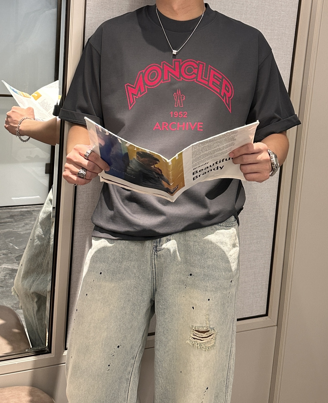 NO:465708,The 2025 spring and summer style/official website synchronization The fabric is made of heavy pure cotton combed cotton fabric, OS loose style, and the upper body style is super positive!  Everyday versatile, a must-have item for wardrobe!  Same model for men and women Size S-3XL (2 sizes larger in size) Size/part S M L XL 2XL 3XL Shoulder width 52 54 56 57 59 60 Clothes length 70 72.75.78.82.85. Bust 54 56.58.60.62.64. Sleeve length 24 26 27 28 29 30,,Moncler,alexander wang19860909蒙口 2025春夏款/官网同步 面料采用重磅纯棉精梳棉面料,OS宽松版型,上身版型超正！日常百搭,衣橱必备单品！ 男女同款 尺码 S-3XL（版型偏大2个码） 码数/部位S M L XL 2XL 3XL 肩宽 52 54 56 57 59 60 衣长70 72.75.78.82.85. 胸围 54 56.58.60.62.64. 袖长24 26 27 28 29 30,,Moncler,alexander wang,Men's clothing