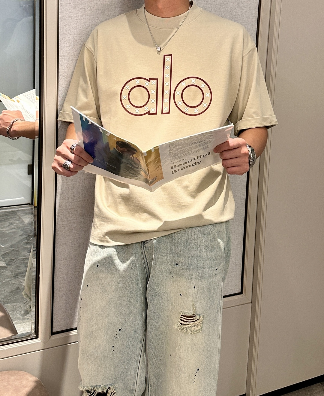 NO:465716,alo 2025 spring and summer style/official website synchronization The fabric is made of heavy pure cotton combed cotton fabric, OS loose style, and the upper body style is super positive!  Everyday versatile, a must-have item for wardrobe!  Same model for men and women Size S-3XL (2 sizes larger in size) Size/part S M L XL 2XL 3XL Shoulder width 52 54 56 57 59 60 Length 70 72.75.78.82.85. Bust 54 56.58.60.62.64. Sleeve length 24 26 27 28 29 30,,alexander wang19860909alo 2025春夏款/官网同步 面料采用重磅纯棉精梳棉面料,OS宽松版型,上身版型超正！日常百搭,衣橱必备单品！ 男女同款 尺码 S-3XL（版型偏大2个码） 码数/部位S M L XL 2XL 3XL 肩宽 52 54 56 57 59 60 衣长70 72.75.78.82.85. 胸围 54 56.58.60.62.64. 袖长24 26 27 28 29 30,,alexander wang,Men's clothing