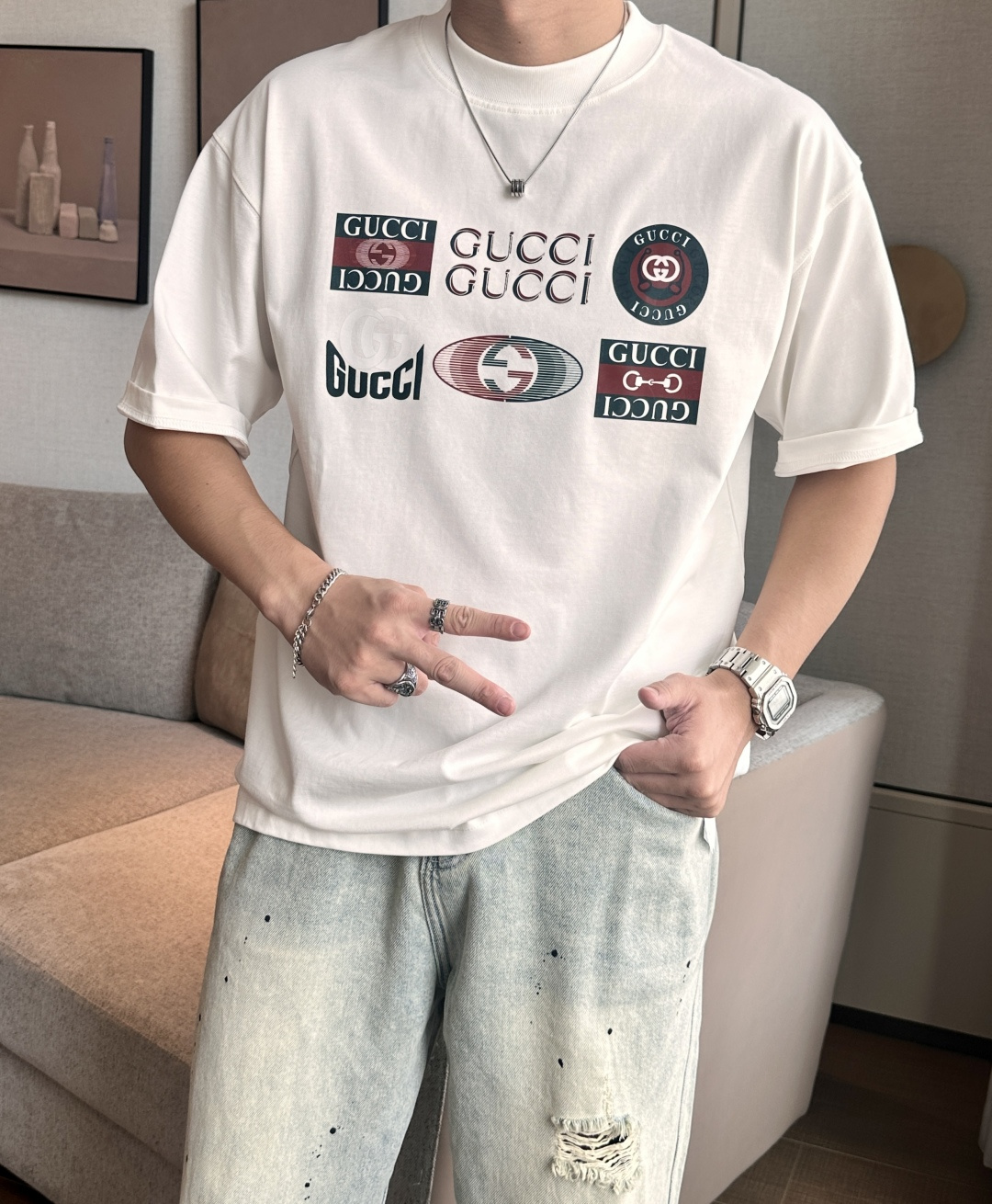 NO:465711,Gucc 2025 spring and summer style/official website synchronization The fabric is made of heavy pure cotton combed cotton fabric, OS loose style, and the upper body style is super positive!  Everyday versatile, a must-have item for wardrobe!  Same model for men and women Size S-3XL (2 sizes in size) Size/part S M L XL 2XL 3XL Shoulder width 52 54 56 57 59 60 Length 70 72.75.78.82.85. Bust 54 56.58.60.62.64. Sleeve length 24 26 27 28 29 30,,gucci,alexander wang19860909Gucc 2025春夏款/官网同步 面料采用重磅纯棉精梳棉面料,OS宽松版型,上身版型超正！日常百搭,衣橱必备单品！ 男女同款 尺码 S-3XL（版型偏大2个码） 码数/部位S M L XL 2XL 3XL 肩宽 52 54 56 57 59 60 衣长70 72.75.78.82.85. 胸围 54 56.58.60.62.64. 袖长24 26 27 28 29 30,,gucci,alexander wang,Men's clothing