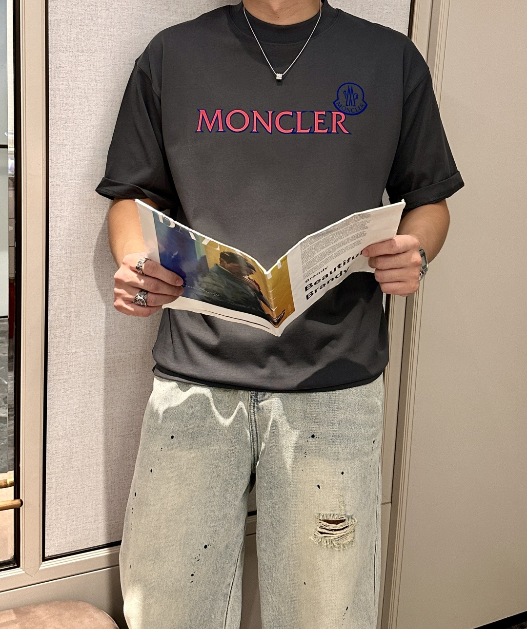 NO:467562,The 2025 spring and summer style/official website synchronization The fabric is made of heavy pure cotton combed cotton fabric, OS loose style, and the upper body style is super positive!  Everyday versatile, a must-have item for wardrobe!  Same model for men and women Size S-3XL (2 sizes larger in size) Size/part S M L XL 2XL 3XL Shoulder width 52 54 56 57 59 60 Clothes length 70 72.75.78.82.85. Bust 54 56.58.60.62.64. Sleeve length 24 26 27 28 29 30,,Moncler,alexander wang19860909蒙口 2025春夏款/官网同步 面料采用重磅纯棉精梳棉面料,OS宽松版型,上身版型超正！日常百搭,衣橱必备单品！ 男女同款 尺码 S-3XL（版型偏大2个码） 码数/部位S M L XL 2XL 3XL 肩宽 52 54 56 57 59 60 衣长70 72.75.78.82.85. 胸围 54 56.58.60.62.64. 袖长24 26 27 28 29 30,,Moncler,alexander wang,Men's clothing