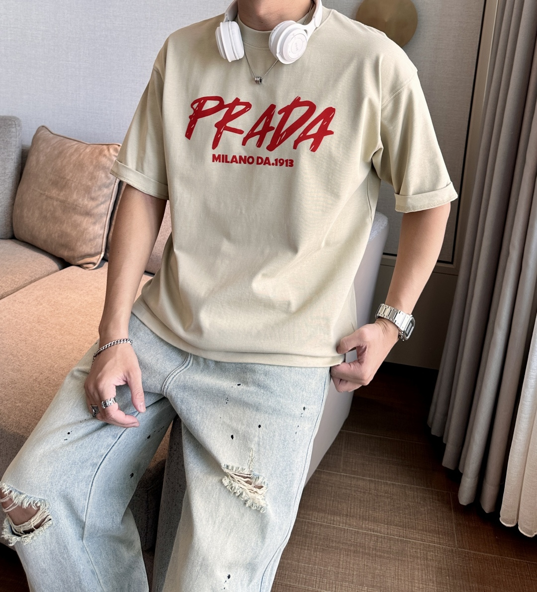 NO:467570,Prad 2025 spring and summer style/official website synchronization The fabric is made of heavy pure cotton combed cotton fabric, OS loose style, and the upper body style is super positive!  Everyday versatile, a must-have item for wardrobe!  Same model for men and women Size S-3XL (2 sizes in size) Size/part S M L XL 2XL 3XL Shoulder width 52 54 56 57 59 60 Clothes length 70 72.75.78.82.85. Bust 54 56.58.60.62.64. Sleeve length 24 26 27 28 29 30,,prada,alexander wang19860909Prad 2025春夏款/官网同步 面料采用重磅纯棉精梳棉面料,OS宽松版型,上身版型超正！日常百搭,衣橱必备单品！ 男女同款 尺码 S-3XL（版型偏大2个码） 码数/部位S M L XL 2XL 3XL 肩宽 52 54 56 57 59 60 衣长70 72.75.78.82.85. 胸围 54 56.58.60.62.64. 袖长24 26 27 28 29 30,,prada,alexander wang,Men's clothing