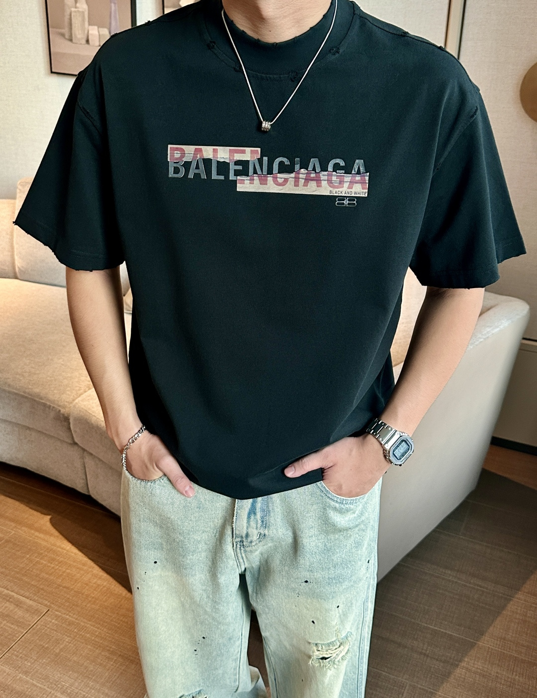 NO:467581,Balenciaga 2025 spring and summer style/official website synchronization The fabric is made of heavy pure cotton combed cotton fabric, OS loose style, and the upper body style is super positive!  Everyday versatile, a must-have item for wardrobe!  Same model for men and women Size S-3XL (2 sizes in size) Size/part S M L XL 2XL 3XL Shoulder width 52 54 56 57 59 60 Clothes length 70 72.75.78.82.85. Bust 54 56.58.60.62.64. Sleeve length 24 26 27 28 29 30,,balenciaga,alexander wang19860909巴黎世家 2025春夏款/官网同步 面料采用重磅纯棉精梳棉面料,OS宽松版型,上身版型超正！日常百搭,衣橱必备单品！ 男女同款 尺码 S-3XL（版型偏大2个码） 码数/部位S M L XL 2XL 3XL 肩宽 52 54 56 57 59 60 衣长70 72.75.78.82.85. 胸围 54 56.58.60.62.64. 袖长24 26 27 28 29 30,,balenciaga,alexander wang,Men's clothing