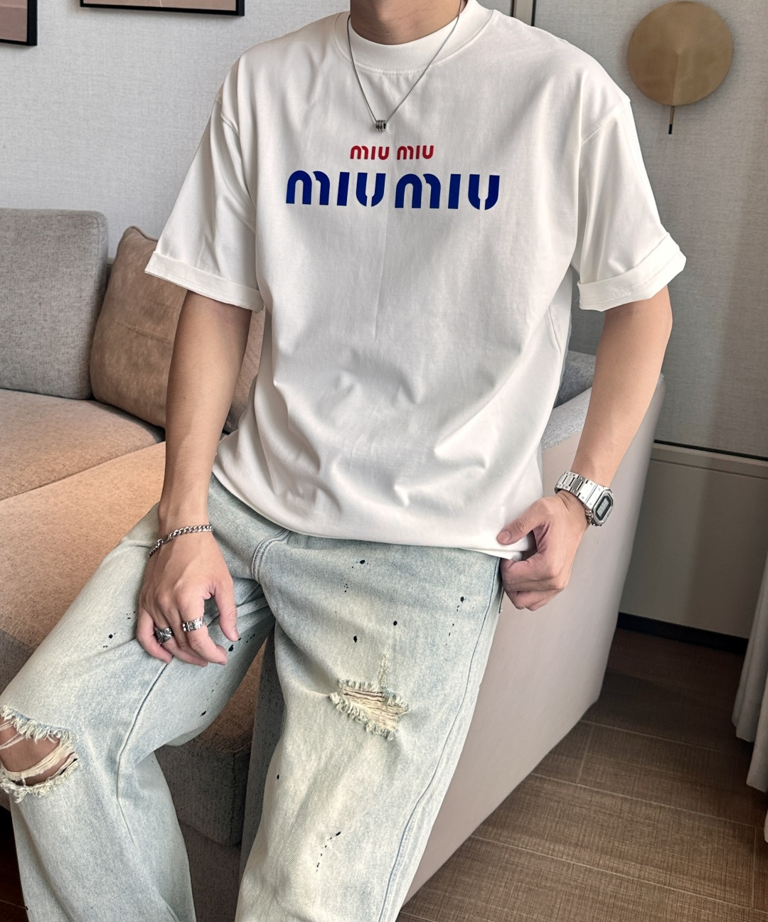 NO:467589,miumiu 2025 spring and summer style/official website synchronization The fabric is made of heavy pure cotton combed cotton fabric, OS loose style, and the upper body style is super positive!  Everyday versatile, a must-have item for wardrobe!  Same model for men and women Size S-3XL (2 sizes larger in size) Size/part S M L XL 2XL 3XL Shoulder width 52 54 56 57 59 60 Clothes length 70 72.75.78.82.85. Bust 54 56.58.60.62.64. Sleeve length 24 26 27 28 29 30,,miumiu,alexander wang19860909miumiu 2025春夏款/官网同步 面料采用重磅纯棉精梳棉面料,OS宽松版型,上身版型超正！日常百搭,衣橱必备单品！ 男女同款 尺码 S-3XL（版型偏大2个码） 码数/部位S M L XL 2XL 3XL 肩宽 52 54 56 57 59 60 衣长70 72.75.78.82.85. 胸围 54 56.58.60.62.64. 袖长24 26 27 28 29 30,,miumiu,alexander wang,Men's clothing