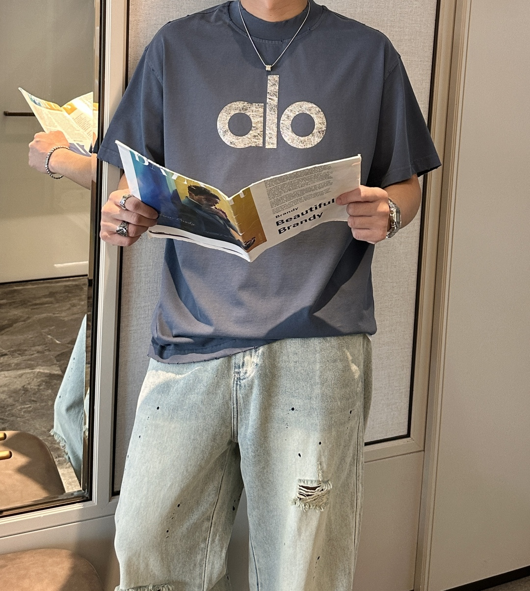 NO:467597,alo 2025 spring and summer style/official website synchronization The fabric is made of heavy pure cotton combed cotton fabric, OS loose style, and the upper body style is super positive!  Everyday versatile, a must-have item for wardrobe!  Same model for men and women Size S-3XL (2 sizes larger in size) Size/part S M L XL 2XL 3XL Shoulder width 52 54 56 57 59 60 Length 70 72.75.78.82.85. Bust 54 56.58.60.62.64. Sleeve length 24 26 27 28 29 30,,alexander wang19860909alo 2025春夏款/官网同步 面料采用重磅纯棉精梳棉面料,OS宽松版型,上身版型超正！日常百搭,衣橱必备单品！ 男女同款 尺码 S-3XL（版型偏大2个码） 码数/部位S M L XL 2XL 3XL 肩宽 52 54 56 57 59 60 衣长70 72.75.78.82.85. 胸围 54 56.58.60.62.64. 袖长24 26 27 28 29 30,,alexander wang,Men's clothing