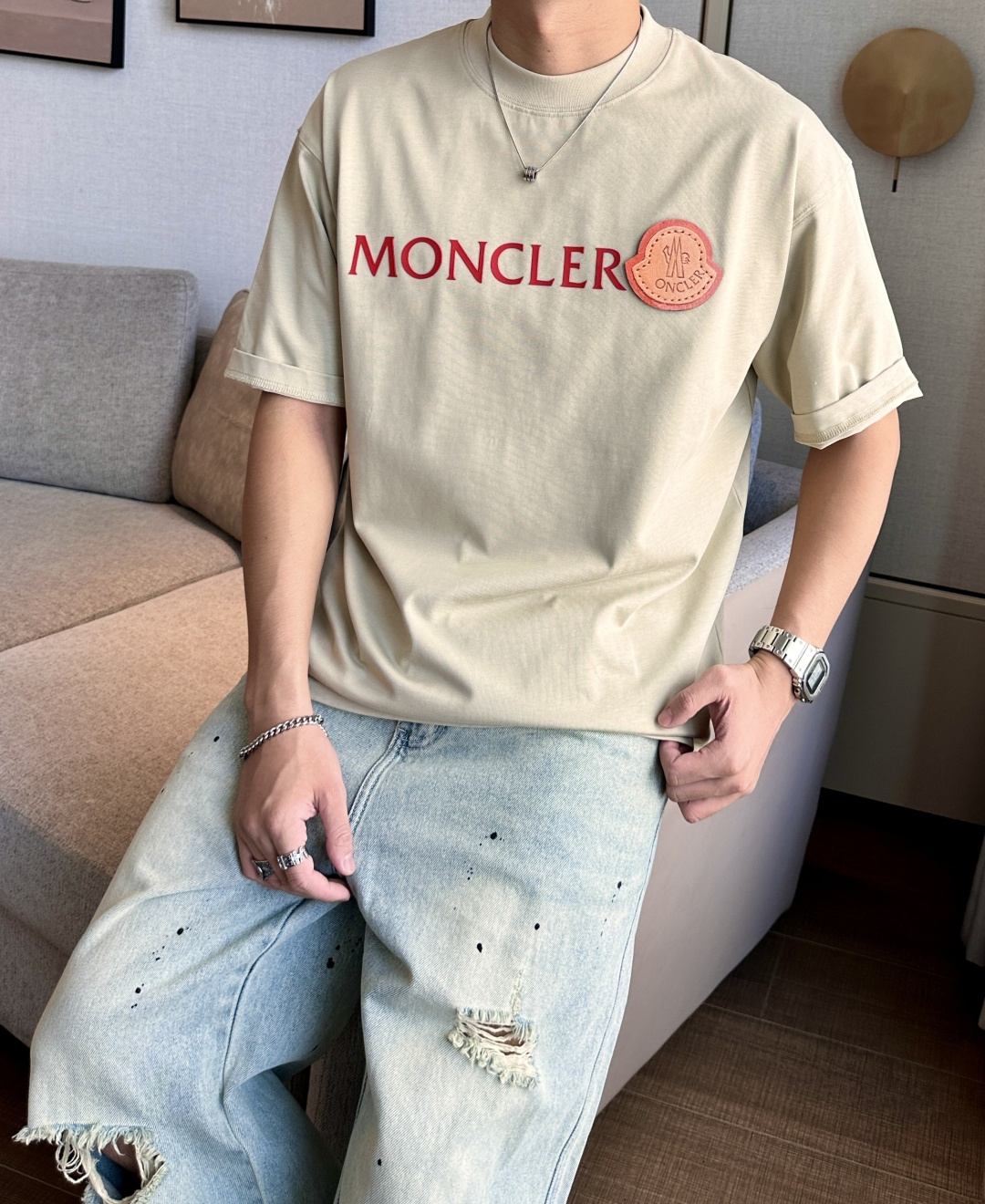 NO:467605,The 2025 spring and summer style/official website synchronization The fabric is made of heavy pure cotton combed cotton fabric, OS loose style, and the upper body style is super positive!  Everyday versatile, a must-have item for wardrobe!  Same model for men and women Size S-3XL (2 sizes larger in size) Size/part S M L XL 2XL 3XL Shoulder width 52 54 56 57 59 60 Clothes length 70 72.75.78.82.85. Bust 54 56.58.60.62.64. Sleeve length 24 26 27 28 29 30,,Moncler,alexander wang19860909蒙口 2025春夏款/官网同步 面料采用重磅纯棉精梳棉面料,OS宽松版型,上身版型超正！日常百搭,衣橱必备单品！ 男女同款 尺码 S-3XL（版型偏大2个码） 码数/部位S M L XL 2XL 3XL 肩宽 52 54 56 57 59 60 衣长70 72.75.78.82.85. 胸围 54 56.58.60.62.64. 袖长24 26 27 28 29 30,,Moncler,alexander wang,Men's clothing