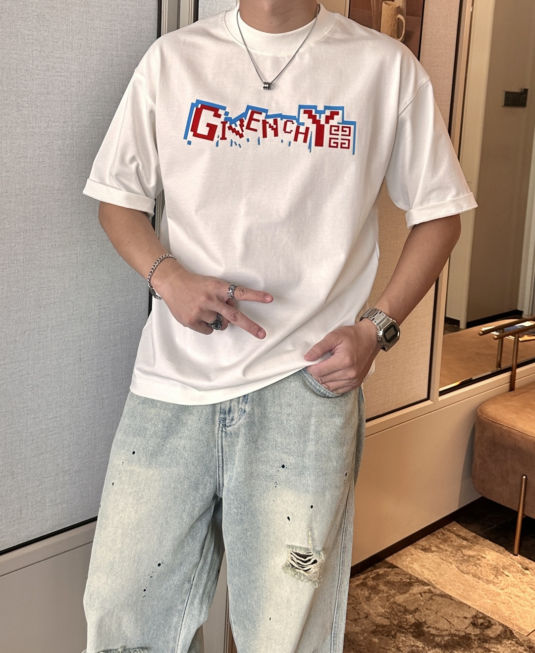 NO:467550,Givenchy 2025 spring and summer style/official website synchronization The fabric is made of heavy pure cotton combed cotton fabric, OS loose style, and the upper body style is super positive!  Everyday versatile, a must-have item for wardrobe!  Same model for men and women Size S-3XL (2 sizes larger in size) Size/part S M L XL 2XL 3XL Shoulder width 52 54 56 57 59 60 Clothes length 70 72.75.78.82.85. Bust 54 56.58.60.62.64. Sleeve length 24 26 27 28 29 30,,givenchy,alexander wang19860909纪梵希 2025春夏款/官网同步 面料采用重磅纯棉精梳棉面料,OS宽松版型,上身版型超正！日常百搭,衣橱必备单品！ 男女同款 尺码 S-3XL（版型偏大2个码） 码数/部位S M L XL 2XL 3XL 肩宽 52 54 56 57 59 60 衣长70 72.75.78.82.85. 胸围 54 56.58.60.62.64. 袖长24 26 27 28 29 30,,givenchy,alexander wang,Men's clothing