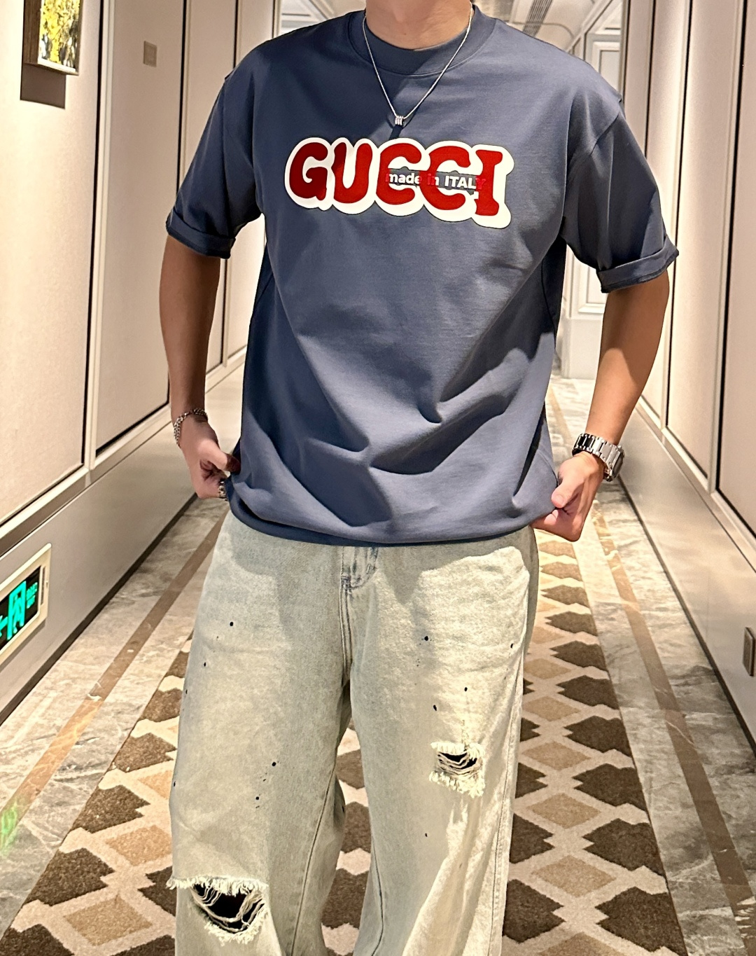 NO:467558,Gucc 2025 spring and summer style/official website synchronization The fabric is made of heavy pure cotton combed cotton fabric, OS loose style, and the upper body style is super positive!  Everyday versatile, a must-have item for wardrobe!  Same model for men and women Size S-3XL (2 sizes in size) Size/part S M L XL 2XL 3XL Shoulder width 52 54 56 57 59 60 Length 70 72.75.78.82.85. Bust 54 56.58.60.62.64. Sleeve length 24 26 27 28 29 30,,gucci,alexander wang19860909Gucc 2025春夏款/官网同步 面料采用重磅纯棉精梳棉面料,OS宽松版型,上身版型超正！日常百搭,衣橱必备单品！ 男女同款 尺码 S-3XL（版型偏大2个码） 码数/部位S M L XL 2XL 3XL 肩宽 52 54 56 57 59 60 衣长70 72.75.78.82.85. 胸围 54 56.58.60.62.64. 袖长24 26 27 28 29 30,,gucci,alexander wang,Men's clothing