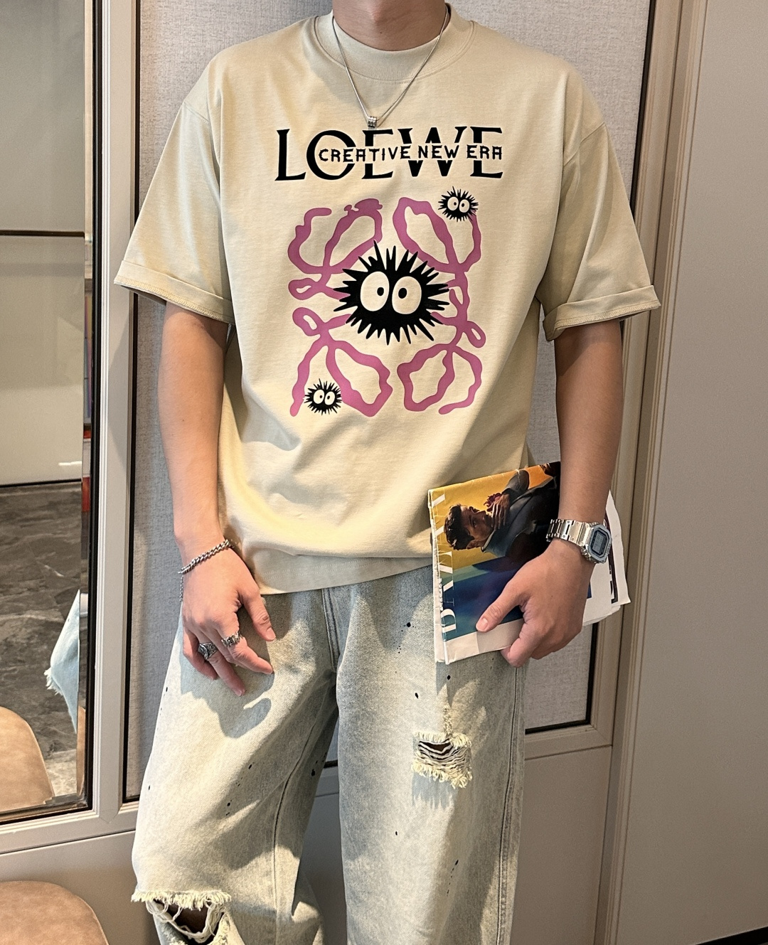 NO:467564,Loewe 2025 spring and summer style/official website synchronization The fabric is made of heavy pure cotton combed cotton fabric, OS loose style, and the upper body style is super positive!  Everyday versatile, a must-have item for wardrobe!  Same model for men and women Size S-3XL (2 sizes larger in size) Size/part S M L XL 2XL 3XL Shoulder width 52 54 56 57 59 60 Clothes length 70 72.75.78.82.85. Bust 54 56.58.60.62.64. Sleeve length 24 26 27 28 29 30,,loewe,alexander wang19860909Loewe 2025春夏款/官网同步 面料采用重磅纯棉精梳棉面料,OS宽松版型,上身版型超正！日常百搭,衣橱必备单品！ 男女同款 尺码 S-3XL（版型偏大2个码） 码数/部位S M L XL 2XL 3XL 肩宽 52 54 56 57 59 60 衣长70 72.75.78.82.85. 胸围 54 56.58.60.62.64. 袖长24 26 27 28 29 30,,loewe,alexander wang,Men's clothing