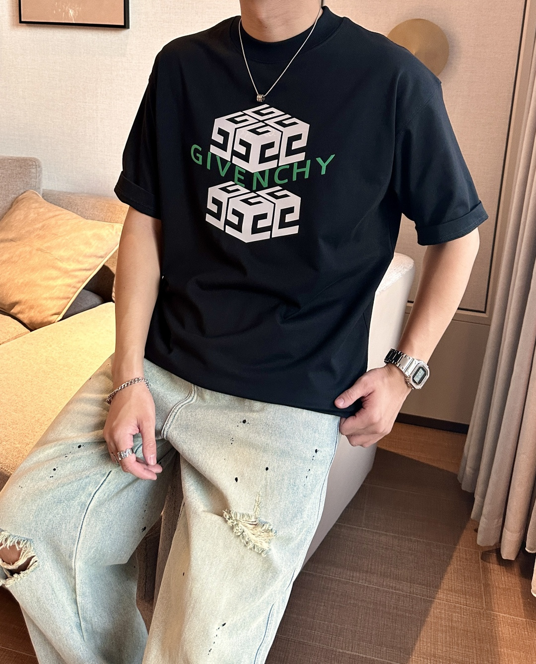 NO:467571,Givenchy 2025 spring and summer style/official website synchronization The fabric is made of heavy pure cotton combed cotton fabric, OS loose style, and the upper body style is super positive!  Everyday versatile, a must-have item for wardrobe!  Same model for men and women Size S-3XL (2 sizes larger in size) Size/part S M L XL 2XL 3XL Shoulder width 52 54 56 57 59 60 Clothes length 70 72.75.78.82.85. Bust 54 56.58.60.62.64. Sleeve length 24 26 27 28 29 30,,givenchy,alexander wang19860909纪梵希 2025春夏款/官网同步 面料采用重磅纯棉精梳棉面料,OS宽松版型,上身版型超正！日常百搭,衣橱必备单品！ 男女同款 尺码 S-3XL（版型偏大2个码） 码数/部位S M L XL 2XL 3XL 肩宽 52 54 56 57 59 60 衣长70 72.75.78.82.85. 胸围 54 56.58.60.62.64. 袖长24 26 27 28 29 30,,givenchy,alexander wang,Men's clothing