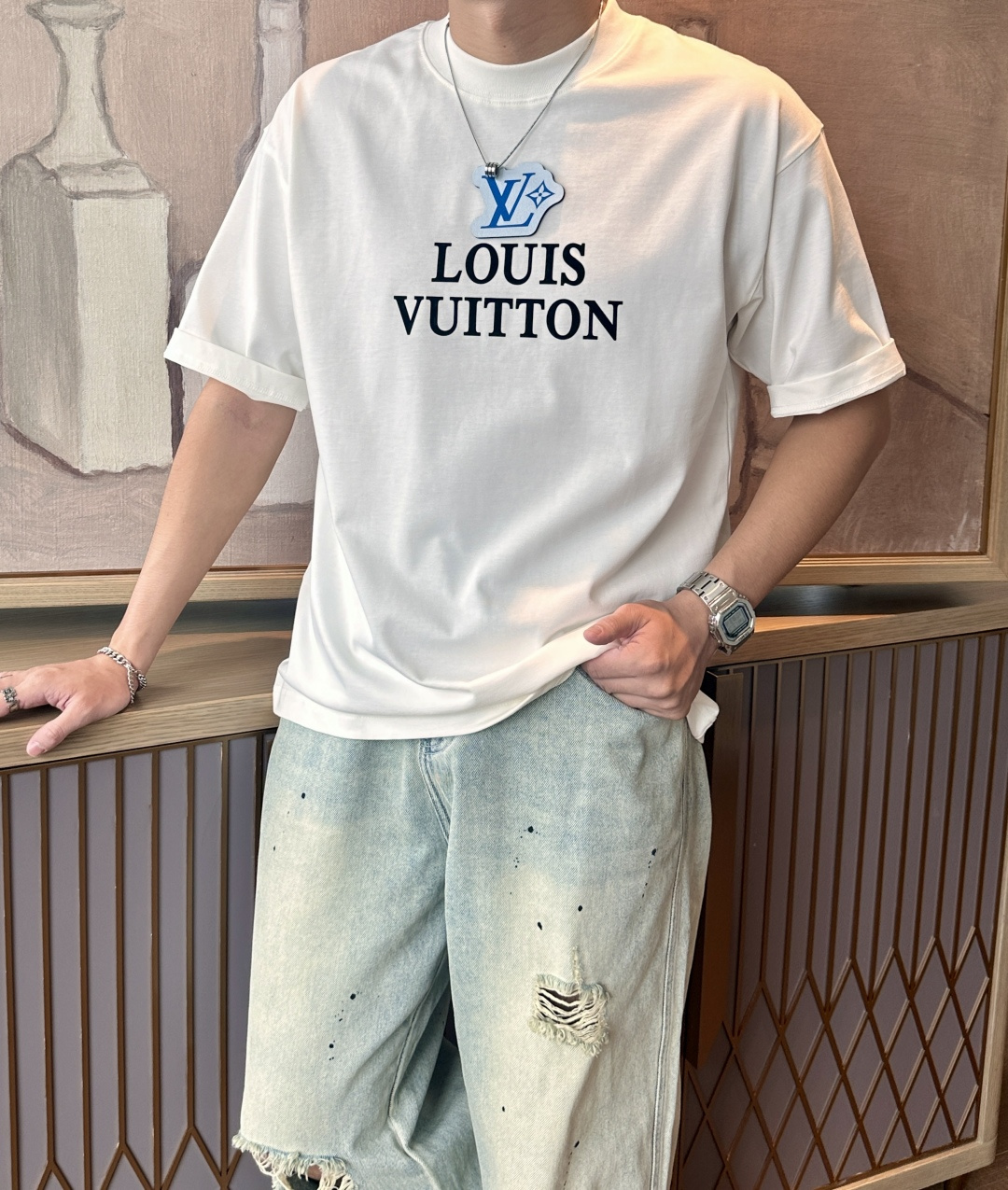 NO:467577,Lv 2025 spring and summer style/official website synchronization The fabric is made of heavy pure cotton combed cotton fabric, OS loose style, and the upper body style is super positive!  Everyday versatile, a must-have item for wardrobe!  Same model for men and women Size S-3XL (2 sizes larger in size) Size/part S M L XL 2XL 3XL Shoulder width 52 54 56 57 59 60 Clothes length 70 72.75.78.82.85. Bust 54 56.58.60.62.64. Sleeve length 24 26 27 28 29 30,,louis vuitton,alexander wang19860909Lv 2025春夏款/官网同步 面料采用重磅纯棉精梳棉面料,OS宽松版型,上身版型超正！日常百搭,衣橱必备单品！ 男女同款 尺码 S-3XL（版型偏大2个码） 码数/部位S M L XL 2XL 3XL 肩宽 52 54 56 57 59 60 衣长70 72.75.78.82.85. 胸围 54 56.58.60.62.64. 袖长24 26 27 28 29 30,,louis vuitton,alexander wang,Men's clothing