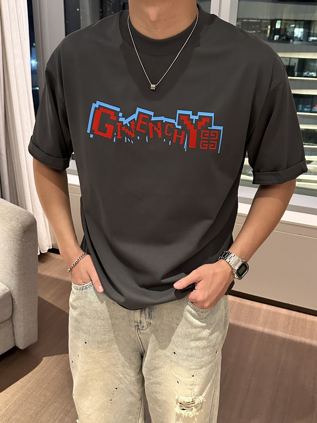 NO:467582,Givenchy 2025 spring and summer style/official website synchronization The fabric is made of heavy pure cotton combed cotton fabric, OS loose style, and the upper body style is super positive!  Everyday versatile, a must-have item for wardrobe!  Same model for men and women Size S-3XL (2 sizes larger in size) Size/part S M L XL 2XL 3XL Shoulder width 52 54 56 57 59 60 Clothes length 70 72.75.78.82.85. Bust 54 56.58.60.62.64. Sleeve length 24 26 27 28 29 30,,givenchy,alexander wang19860909纪梵希 2025春夏款/官网同步 面料采用重磅纯棉精梳棉面料,OS宽松版型,上身版型超正！日常百搭,衣橱必备单品！ 男女同款 尺码 S-3XL（版型偏大2个码） 码数/部位S M L XL 2XL 3XL 肩宽 52 54 56 57 59 60 衣长70 72.75.78.82.85. 胸围 54 56.58.60.62.64. 袖长24 26 27 28 29 30,,givenchy,alexander wang,Men's clothing