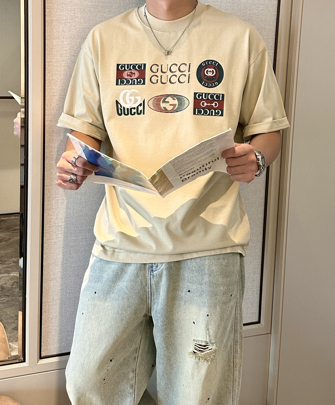 NO:467590,Gucc 2025 spring and summer style/official website synchronization The fabric is made of heavy pure cotton combed cotton fabric, OS loose style, and the upper body style is super positive!  Everyday versatile, a must-have item for wardrobe!  Same model for men and women Size S-3XL (2 sizes in size) Size/part S M L XL 2XL 3XL Shoulder width 52 54 56 57 59 60 Length 70 72.75.78.82.85. Bust 54 56.58.60.62.64. Sleeve length 24 26 27 28 29 30,,gucci,alexander wang19860909Gucc 2025春夏款/官网同步 面料采用重磅纯棉精梳棉面料,OS宽松版型,上身版型超正！日常百搭,衣橱必备单品！ 男女同款 尺码 S-3XL（版型偏大2个码） 码数/部位S M L XL 2XL 3XL 肩宽 52 54 56 57 59 60 衣长70 72.75.78.82.85. 胸围 54 56.58.60.62.64. 袖长24 26 27 28 29 30,,gucci,alexander wang,Men's clothing