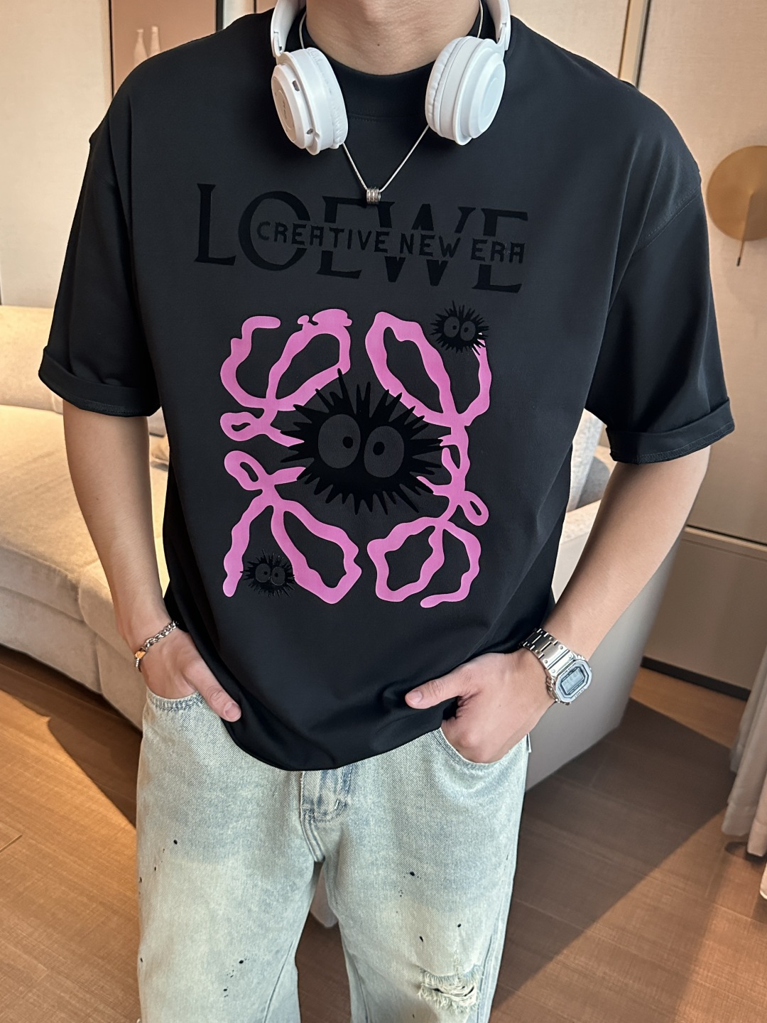 NO:467598,Loewe 2025 spring and summer style/official website synchronization The fabric is made of heavy pure cotton combed cotton fabric, OS loose style, and the upper body style is super positive!  Everyday versatile, a must-have item for wardrobe!  Same model for men and women Size S-3XL (2 sizes larger in size) Size/part S M L XL 2XL 3XL Shoulder width 52 54 56 57 59 60 Clothes length 70 72.75.78.82.85. Bust 54 56.58.60.62.64. Sleeve length 24 26 27 28 29 30,,loewe,alexander wang19860909Loewe 2025春夏款/官网同步 面料采用重磅纯棉精梳棉面料,OS宽松版型,上身版型超正！日常百搭,衣橱必备单品！ 男女同款 尺码 S-3XL（版型偏大2个码） 码数/部位S M L XL 2XL 3XL 肩宽 52 54 56 57 59 60 衣长70 72.75.78.82.85. 胸围 54 56.58.60.62.64. 袖长24 26 27 28 29 30,,loewe,alexander wang,Men's clothing