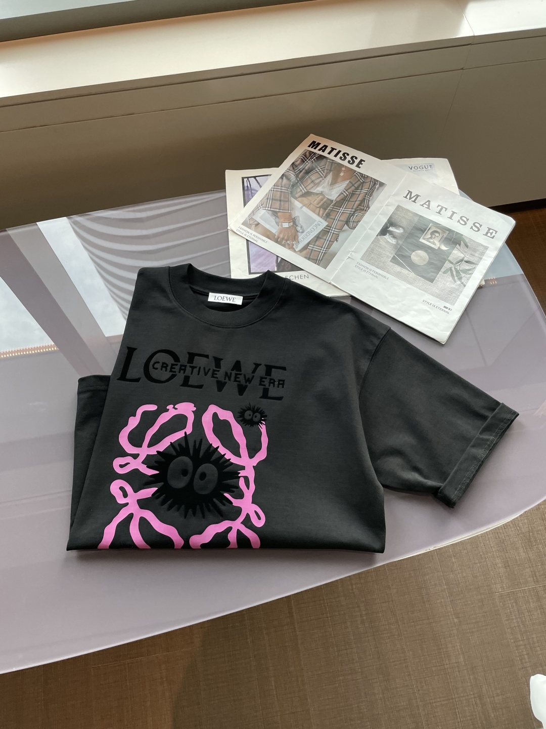 Loewe 2026春夏款/官网同步面料采用重磅纯棉精梳棉面料，OS宽松版型，上身版型超正！日常百搭，衣