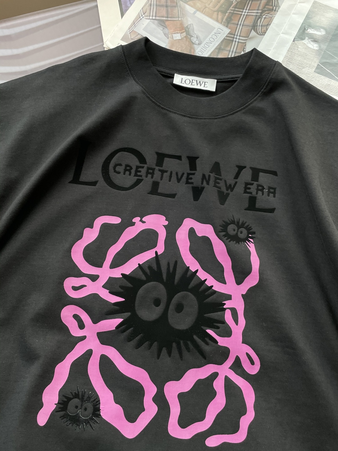 Loewe 2026春夏款/官网同步面料采用重磅纯棉精梳棉面料，OS宽松版型，上身版型超正！日常百搭，衣