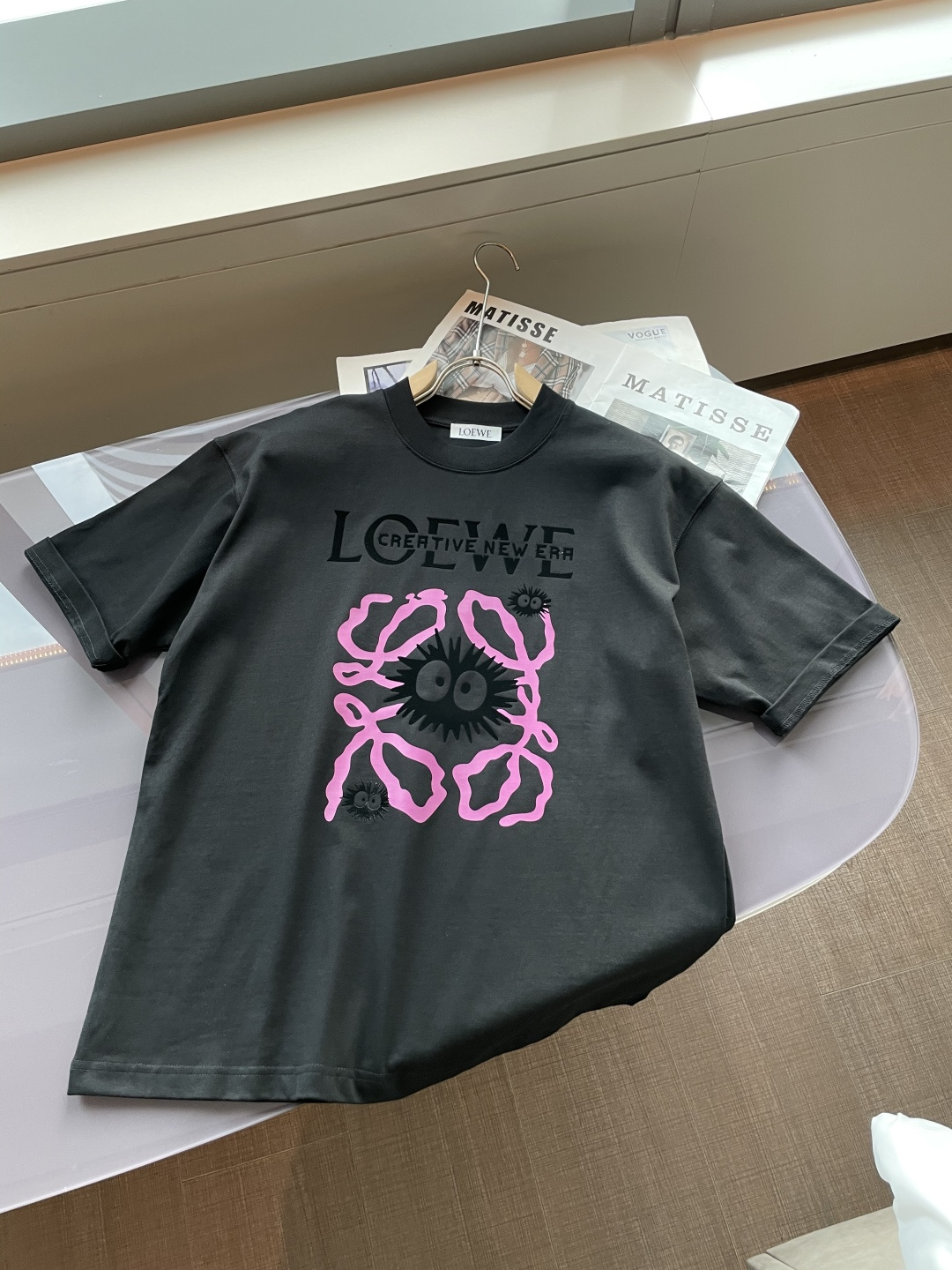 Loewe 2026春夏款/官网同步面料采用重磅纯棉精梳棉面料，OS宽松版型，上身版型超正！日常百搭，衣