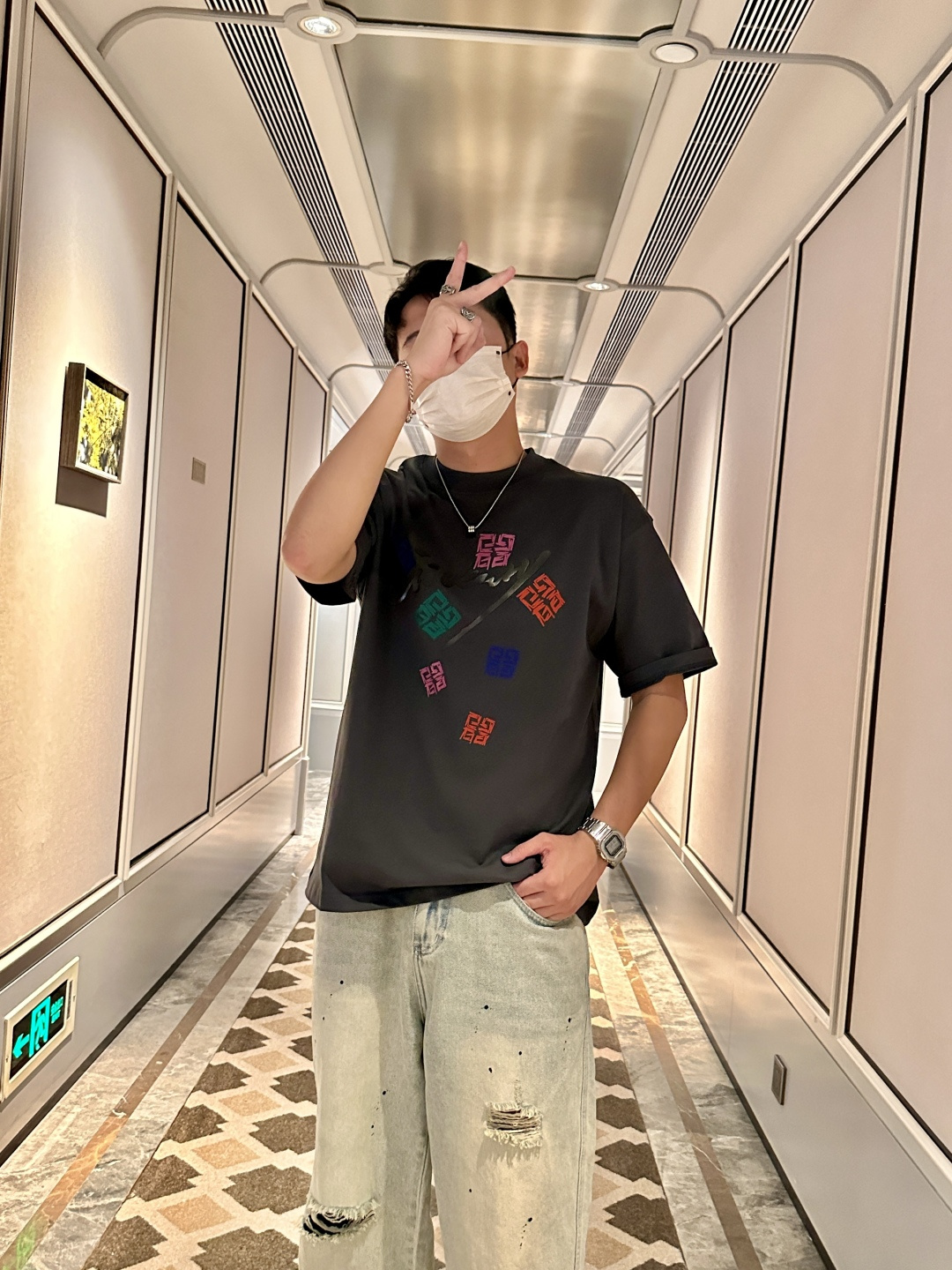 纪梵希 2026春夏款/官网同步面料采用重磅纯棉精梳棉面料，OS宽松版型，上身版型超正！日常百搭，衣橱必