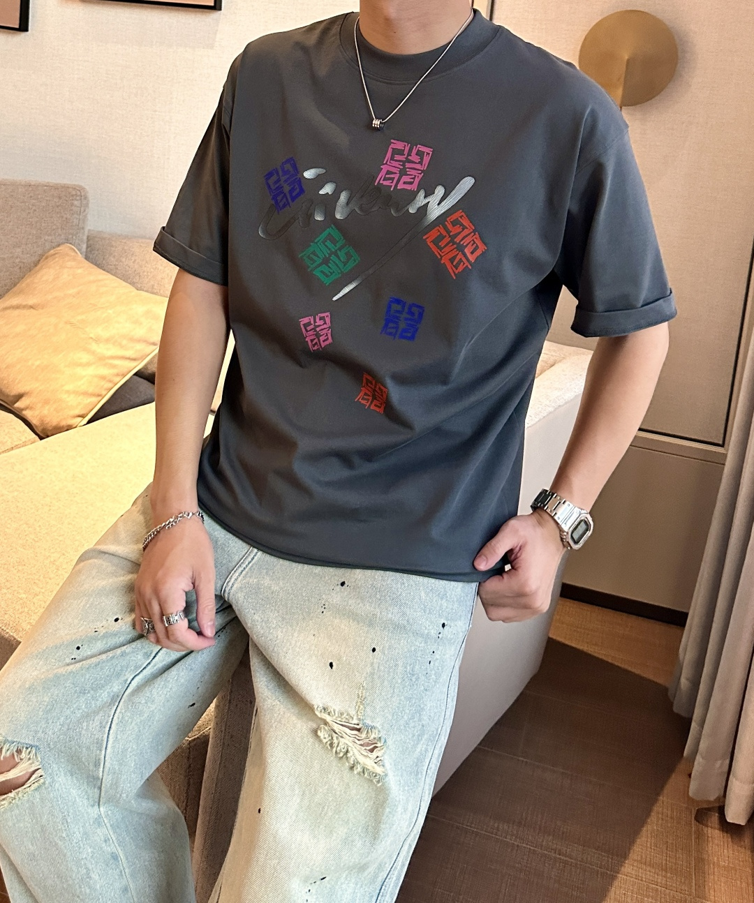 NO:467606,Givenchy 2025 spring and summer style/official website synchronization The fabric is made of heavy pure cotton combed cotton fabric, OS loose style, and the upper body style is super positive!  Everyday versatile, a must-have item for wardrobe!  Same model for men and women Size S-3XL (2 sizes larger in size) Size/part S M L XL 2XL 3XL Shoulder width 52 54 56 57 59 60 Clothes length 70 72.75.78.82.85. Bust 54 56.58.60.62.64. Sleeve length 24 26 27 28 29 30,,givenchy,alexander wang19860909纪梵希 2025春夏款/官网同步 面料采用重磅纯棉精梳棉面料,OS宽松版型,上身版型超正！日常百搭,衣橱必备单品！ 男女同款 尺码 S-3XL（版型偏大2个码） 码数/部位S M L XL 2XL 3XL 肩宽 52 54 56 57 59 60 衣长70 72.75.78.82.85. 胸围 54 56.58.60.62.64. 袖长24 26 27 28 29 30,,givenchy,alexander wang,Men's clothing