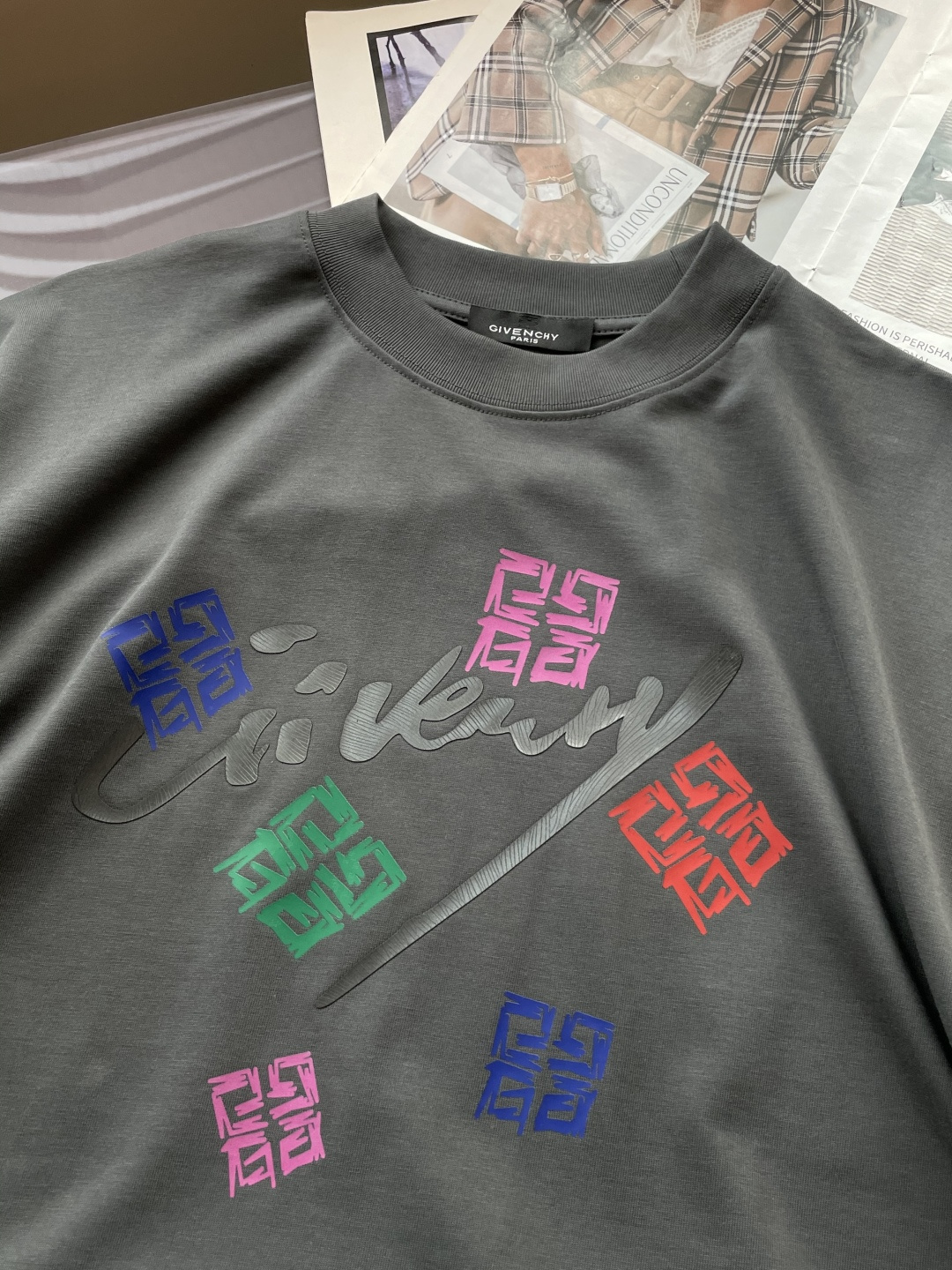 纪梵希 2026春夏款/官网同步面料采用重磅纯棉精梳棉面料，OS宽松版型，上身版型超正！日常百搭，衣橱必