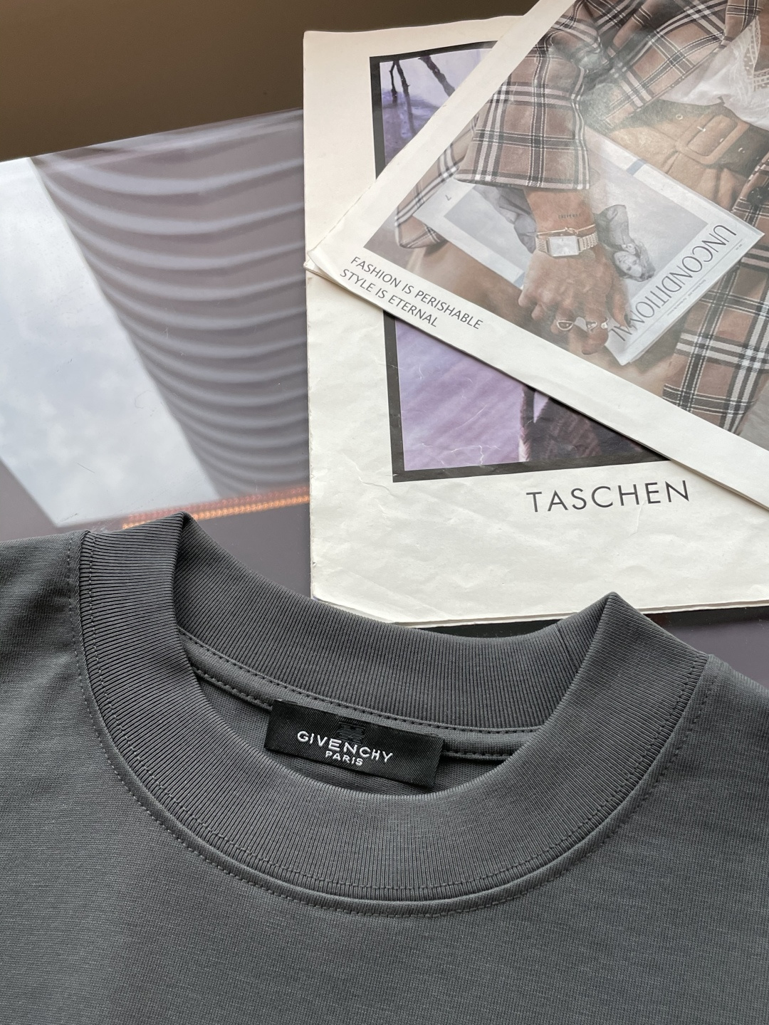 纪梵希 2026春夏款/官网同步面料采用重磅纯棉精梳棉面料，OS宽松版型，上身版型超正！日常百搭，衣橱必