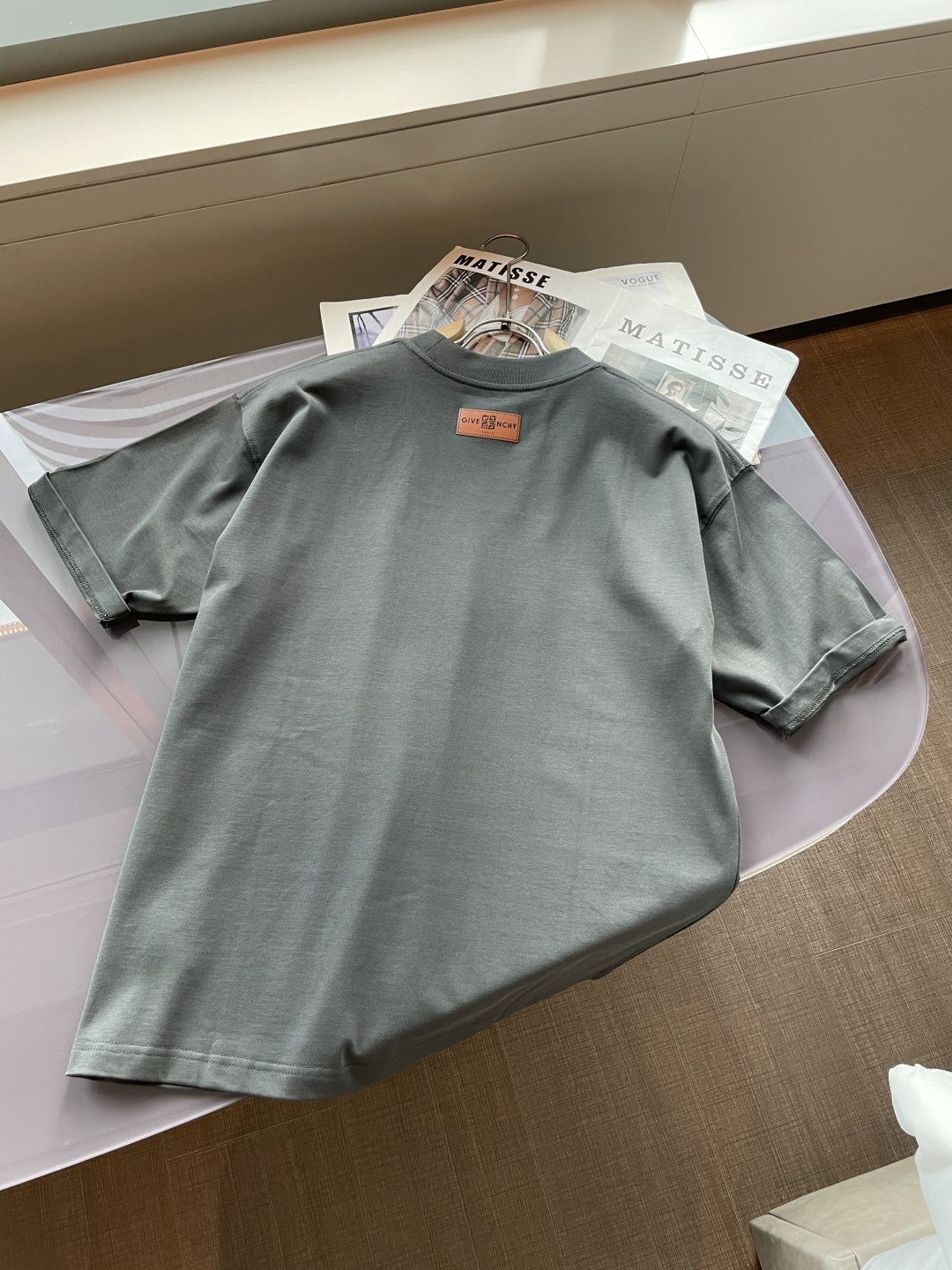 纪梵希 2026春夏款/官网同步面料采用重磅纯棉精梳棉面料，OS宽松版型，上身版型超正！日常百搭，衣橱必