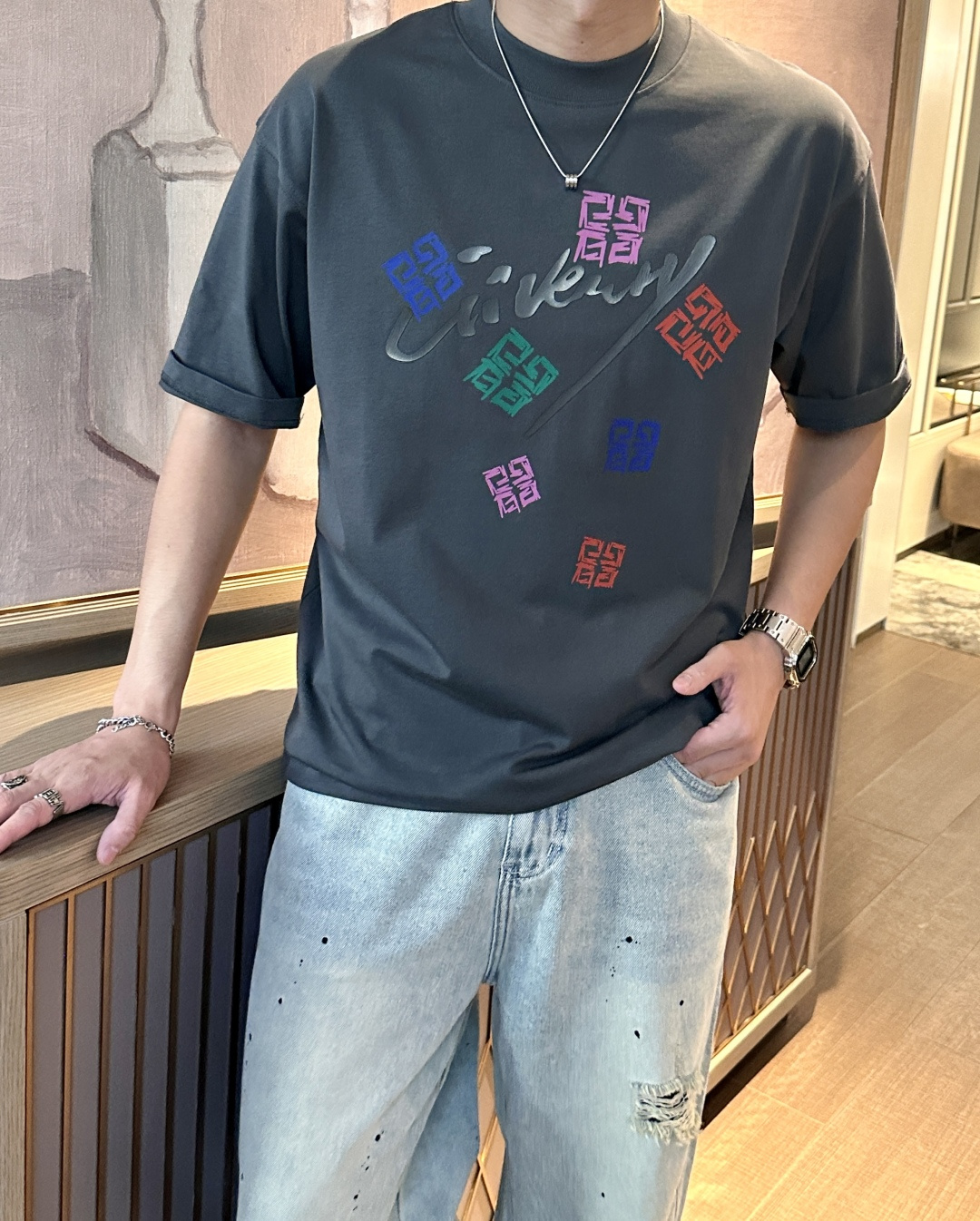 纪梵希 2026春夏款/官网同步面料采用重磅纯棉精梳棉面料，OS宽松版型，上身版型超正！日常百搭，衣橱必