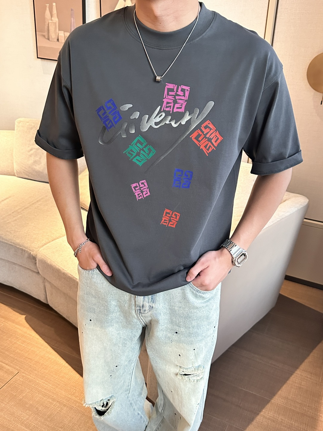 纪梵希 2026春夏款/官网同步面料采用重磅纯棉精梳棉面料，OS宽松版型，上身版型超正！日常百搭，衣橱必