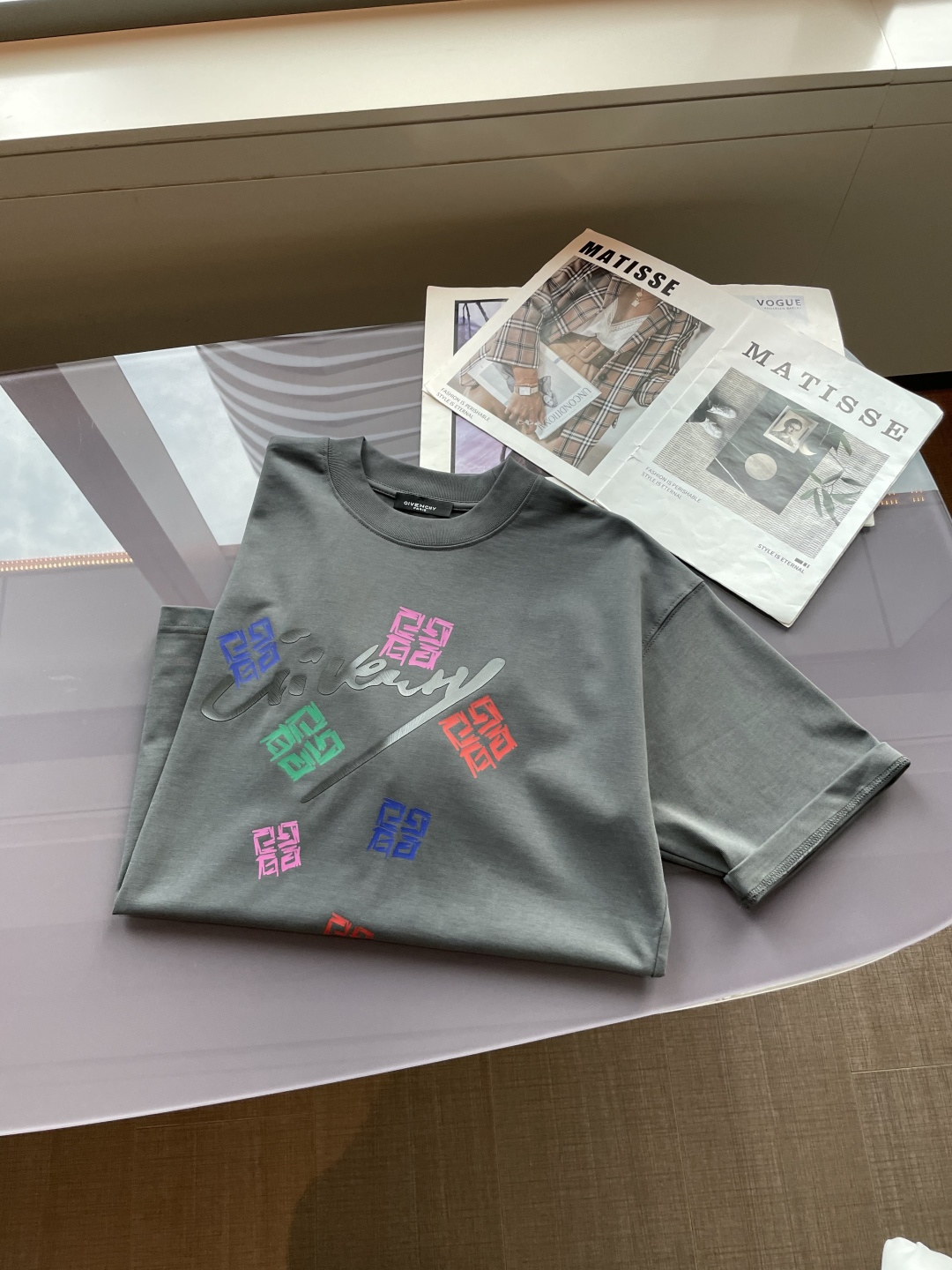 纪梵希 2026春夏款/官网同步面料采用重磅纯棉精梳棉面料，OS宽松版型，上身版型超正！日常百搭，衣橱必