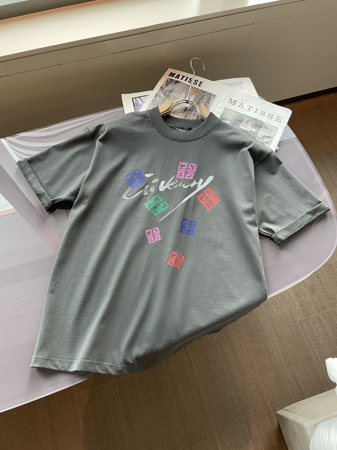 纪梵希 2026春夏款/官网同步面料采用重磅纯棉精梳棉面料，OS宽松版型，上身版型超正！日常百搭，衣橱必