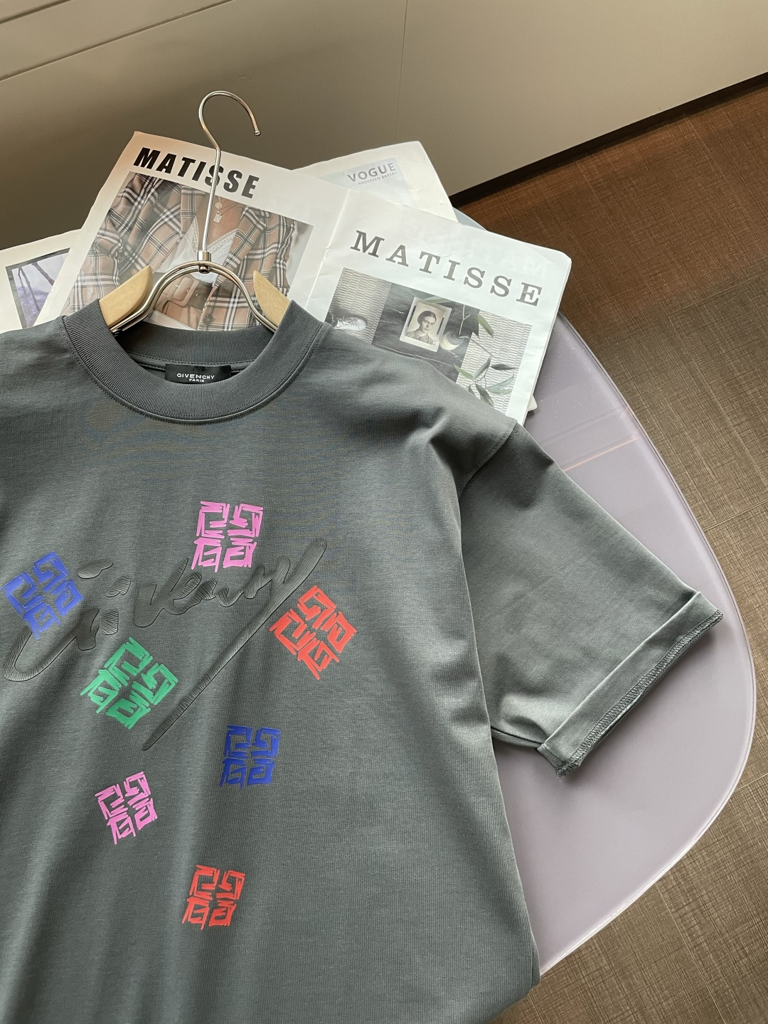 纪梵希 2026春夏款/官网同步面料采用重磅纯棉精梳棉面料，OS宽松版型，上身版型超正！日常百搭，衣橱必