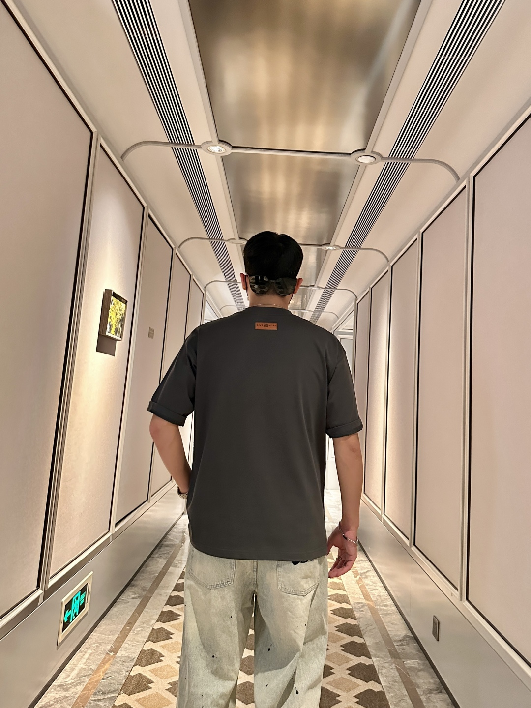 纪梵希 2026春夏款/官网同步面料采用重磅纯棉精梳棉面料，OS宽松版型，上身版型超正！日常百搭，衣橱必