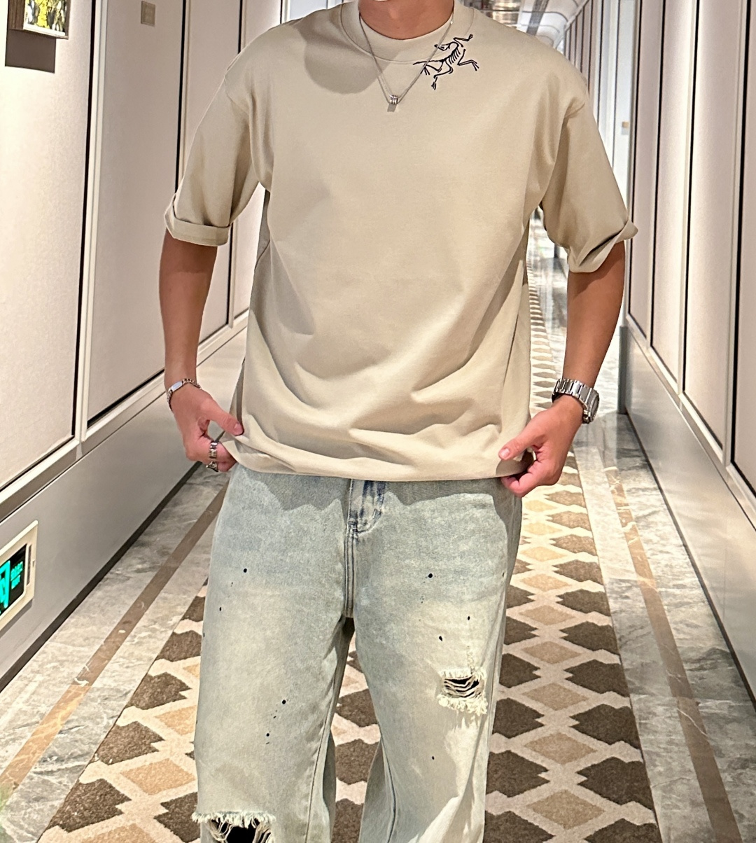 NO:467611,Archaeopteryx 2025 spring and summer style/official website synchronization The fabric is made of heavy pure cotton combed cotton fabric, OS loose style, and the upper body style is super positive!  Everyday versatile, a must-have item for wardrobe!  Same model for men and women Size S-3XL (2 sizes in size) Size/part S M L XL 2XL 3XL Shoulder width 52 54 56 57 59 60 Length 70 72.75.78.82.85. Bust 54 56.58.60.62.64. Sleeve length 24 26 27 28 29 30,arc'teryx,alexander wang19860909始祖鸟 2025春夏款/官网同步 面料采用重磅纯棉精梳棉面料,OS宽松版型,上身版型超正！日常百搭,衣橱必备单品！ 男女同款 尺码 S-3XL（版型偏大2个码） 码数/部位S M L XL 2XL 3XL 肩宽 52 54 56 57 59 60 衣长70 72.75.78.82.85. 胸围 54 56.58.60.62.64. 袖长24 26 27 28 29 30,arc'teryx,alexander wang,Men's clothing