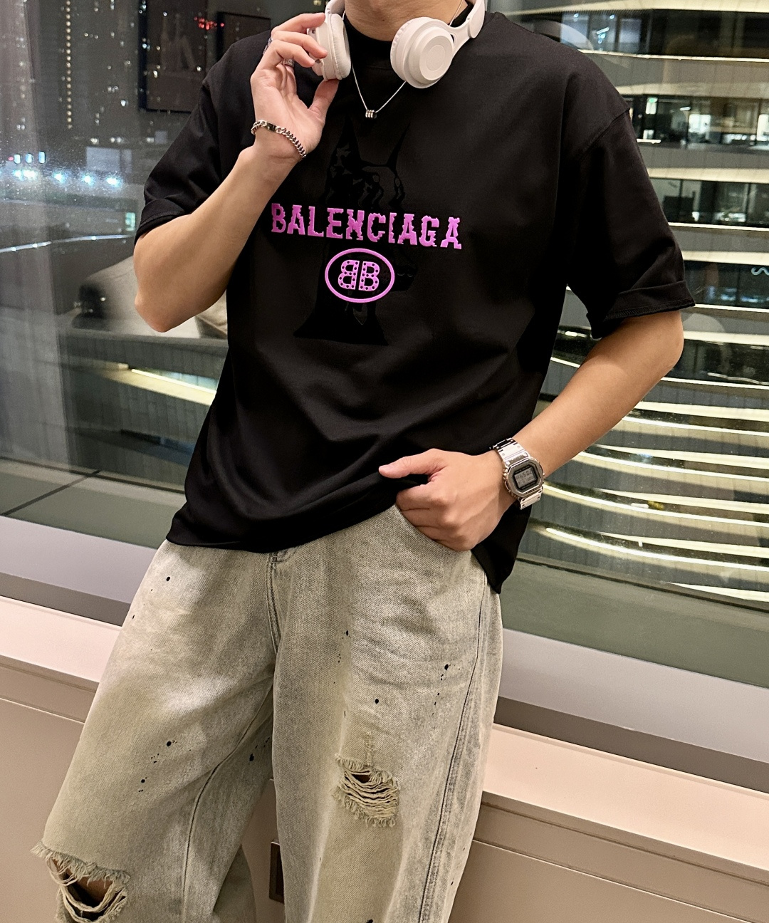 NO:467618,Balenciaga 2025 spring and summer style/official website synchronization The fabric is made of heavy pure cotton combed cotton fabric, OS loose style, and the upper body style is super positive!  Everyday versatile, a must-have item for wardrobe!  Same model for men and women Size S-3XL (2 sizes in size) Size/part S M L XL 2XL 3XL Shoulder width 52 54 56 57 59 60 Clothes length 70 72.75.78.82.85. Bust 54 56.58.60.62.64. Sleeve length 24 26 27 28 29 30,,balenciaga,alexander wang19860909巴黎世家 2025春夏款/官网同步 面料采用重磅纯棉精梳棉面料,OS宽松版型,上身版型超正！日常百搭,衣橱必备单品！ 男女同款 尺码 S-3XL（版型偏大2个码） 码数/部位S M L XL 2XL 3XL 肩宽 52 54 56 57 59 60 衣长70 72.75.78.82.85. 胸围 54 56.58.60.62.64. 袖长24 26 27 28 29 30,,balenciaga,alexander wang,Men's clothing