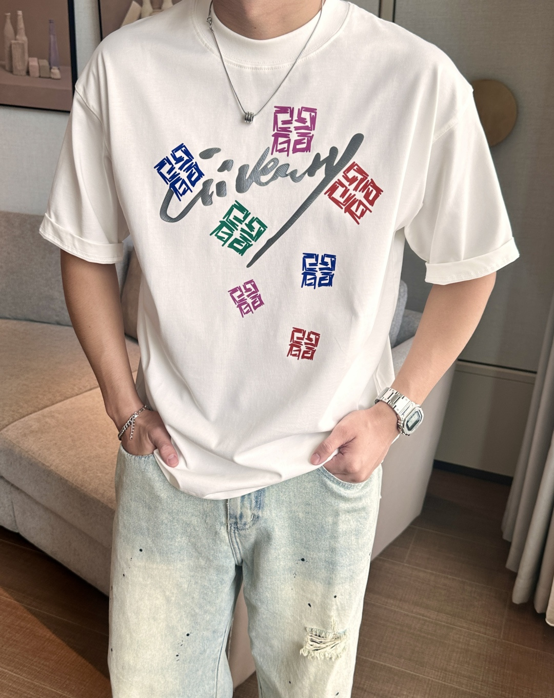 NO:467625,Givenchy 2025 spring and summer style/official website synchronization The fabric is made of heavy pure cotton combed cotton fabric, OS loose style, and the upper body style is super positive!  Everyday versatile, a must-have item for wardrobe!  Same model for men and women Size S-3XL (2 sizes larger in size) Size/part S M L XL 2XL 3XL Shoulder width 52 54 56 57 59 60 Clothes length 70 72.75.78.82.85. Bust 54 56.58.60.62.64. Sleeve length 24 26 27 28 29 30,,givenchy,alexander wang19860909纪梵希 2025春夏款/官网同步 面料采用重磅纯棉精梳棉面料,OS宽松版型,上身版型超正！日常百搭,衣橱必备单品！ 男女同款 尺码 S-3XL（版型偏大2个码） 码数/部位S M L XL 2XL 3XL 肩宽 52 54 56 57 59 60 衣长70 72.75.78.82.85. 胸围 54 56.58.60.62.64. 袖长24 26 27 28 29 30,,givenchy,alexander wang,Men's clothing