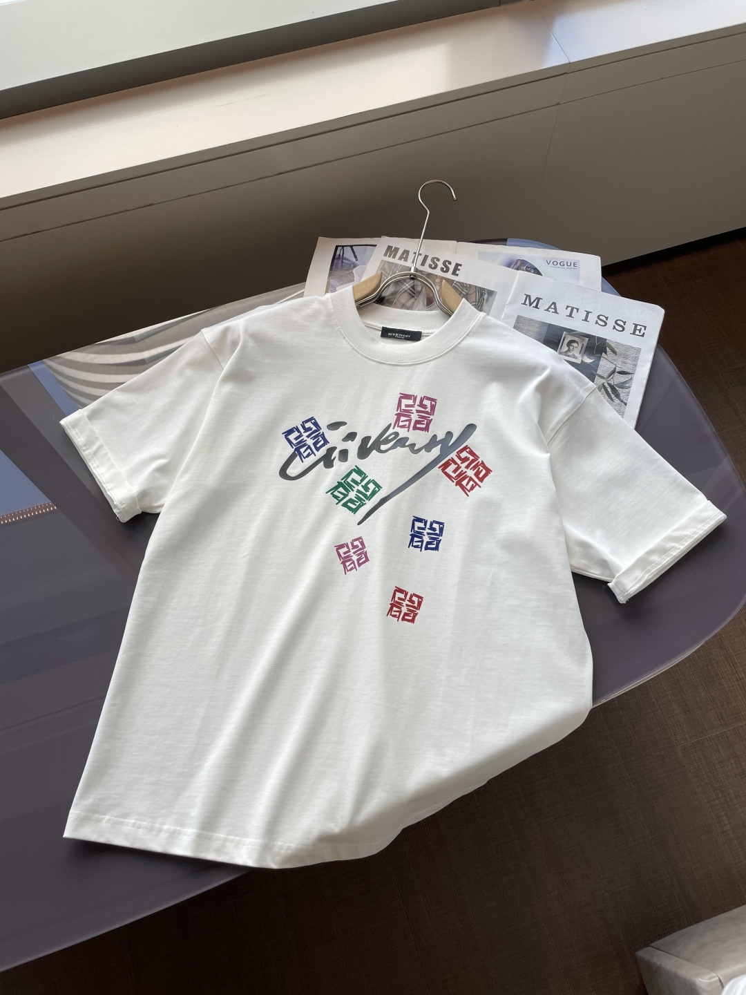 纪梵希 2026春夏款/官网同步面料采用重磅纯棉精梳棉面料，OS宽松版型，上身版型超正！日常百搭，衣橱必