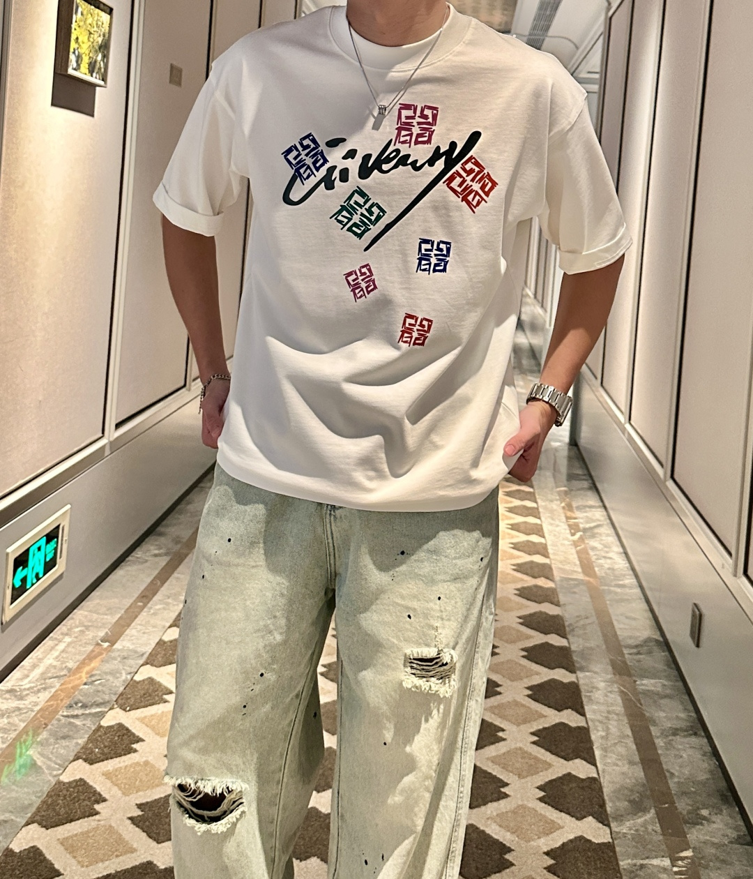 纪梵希 2026春夏款/官网同步面料采用重磅纯棉精梳棉面料，OS宽松版型，上身版型超正！日常百搭，衣橱必
