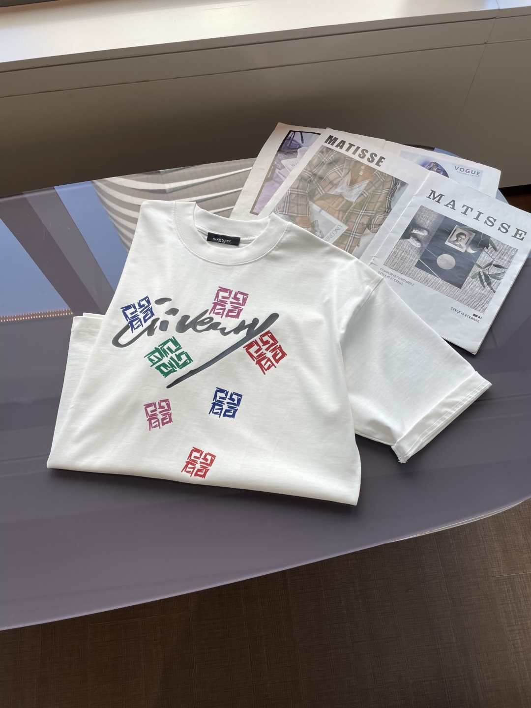 纪梵希 2026春夏款/官网同步面料采用重磅纯棉精梳棉面料，OS宽松版型，上身版型超正！日常百搭，衣橱必