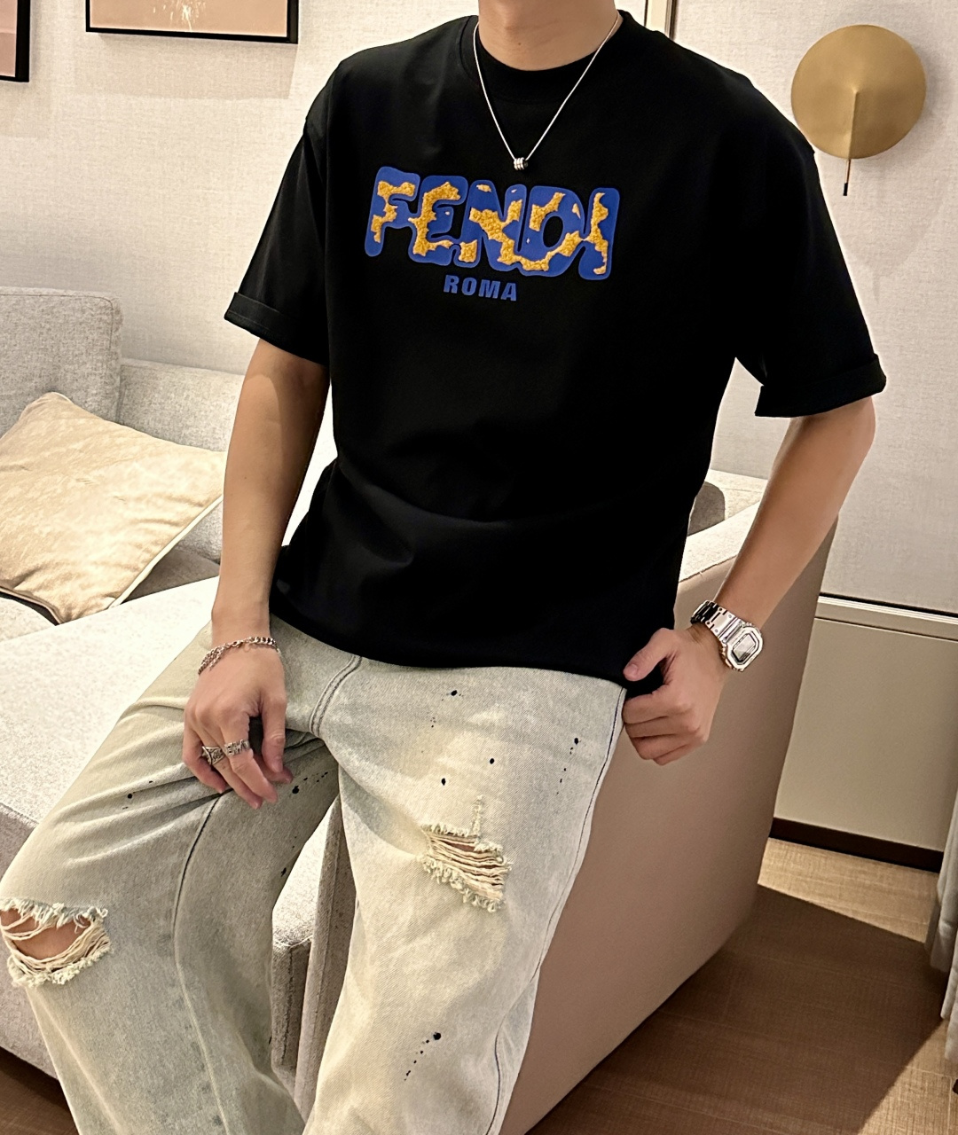 NO:467632,FD 2025 spring and summer style/official website synchronization The fabric is made of heavy pure cotton combed cotton fabric, OS loose style, and the upper body style is super positive!  Everyday versatile, a must-have item for wardrobe!  Same model for men and women Size S-3XL (2 sizes larger in size) Size/part S M L XL 2XL 3XL Shoulder width 52 54 56 57 59 60 Length 70 72.75.78.82.85. Bust 54 56.58.60.62.64. Sleeve length 24 26 27 28 29 30,,alexander wang19860909FD 2025春夏款/官网同步 面料采用重磅纯棉精梳棉面料,OS宽松版型,上身版型超正！日常百搭,衣橱必备单品！ 男女同款 尺码 S-3XL（版型偏大2个码） 码数/部位S M L XL 2XL 3XL 肩宽 52 54 56 57 59 60 衣长70 72.75.78.82.85. 胸围 54 56.58.60.62.64. 袖长24 26 27 28 29 30,,alexander wang,Men's clothing