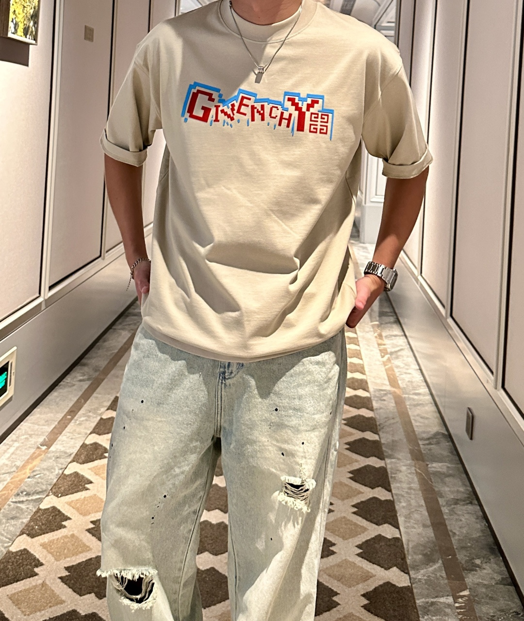 NO:467637,Givenchy 2025 spring and summer style/official website synchronization The fabric is made of heavy pure cotton combed cotton fabric, OS loose style, and the upper body style is super positive!  Everyday versatile, a must-have item for wardrobe!  Same model for men and women Size S-3XL (2 sizes larger in size) Size/part S M L XL 2XL 3XL Shoulder width 52 54 56 57 59 60 Clothes length 70 72.75.78.82.85. Bust 54 56.58.60.62.64. Sleeve length 24 26 27 28 29 30,,givenchy,alexander wang19860909纪梵希 2025春夏款/官网同步 面料采用重磅纯棉精梳棉面料,OS宽松版型,上身版型超正！日常百搭,衣橱必备单品！ 男女同款 尺码 S-3XL（版型偏大2个码） 码数/部位S M L XL 2XL 3XL 肩宽 52 54 56 57 59 60 衣长70 72.75.78.82.85. 胸围 54 56.58.60.62.64. 袖长24 26 27 28 29 30,,givenchy,alexander wang,Men's clothing