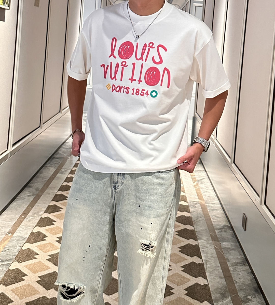 NO:467645,Lv 2025 spring and summer style/official website synchronization The fabric is made of heavy pure cotton combed cotton fabric, OS loose style, and the upper body style is super positive!  Everyday versatile, a must-have item for wardrobe!  Same model for men and women Size S-3XL (2 sizes larger in size) Size/part S M L XL 2XL 3XL Shoulder width 52 54 56 57 59 60 Clothes length 70 72.75.78.82.85. Bust 54 56.58.60.62.64. Sleeve length 24 26 27 28 29 30,,louis vuitton,alexander wang19860909Lv 2025春夏款/官网同步 面料采用重磅纯棉精梳棉面料,OS宽松版型,上身版型超正！日常百搭,衣橱必备单品！ 男女同款 尺码 S-3XL（版型偏大2个码） 码数/部位S M L XL 2XL 3XL 肩宽 52 54 56 57 59 60 衣长70 72.75.78.82.85. 胸围 54 56.58.60.62.64. 袖长24 26 27 28 29 30,,louis vuitton,alexander wang,Men's clothing