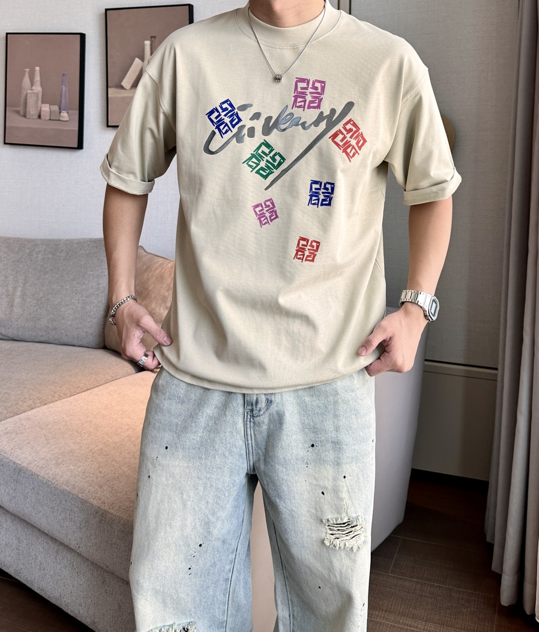 NO:467666,Givenchy 2025 spring and summer style/official website synchronization The fabric is made of heavy pure cotton combed cotton fabric, OS loose style, and the upper body style is super positive!  Everyday versatile, a must-have item for wardrobe!  Same model for men and women Size S-3XL (2 sizes larger in size) Size/part S M L XL 2XL 3XL Shoulder width 52 54 56 57 59 60 Clothes length 70 72.75.78.82.85. Bust 54 56.58.60.62.64. Sleeve length 24 26 27 28 29 30,,givenchy,alexander wang19860909纪梵希 2025春夏款/官网同步 面料采用重磅纯棉精梳棉面料,OS宽松版型,上身版型超正！日常百搭,衣橱必备单品！ 男女同款 尺码 S-3XL（版型偏大2个码） 码数/部位S M L XL 2XL 3XL 肩宽 52 54 56 57 59 60 衣长70 72.75.78.82.85. 胸围 54 56.58.60.62.64. 袖长24 26 27 28 29 30,,givenchy,alexander wang,Men's clothing