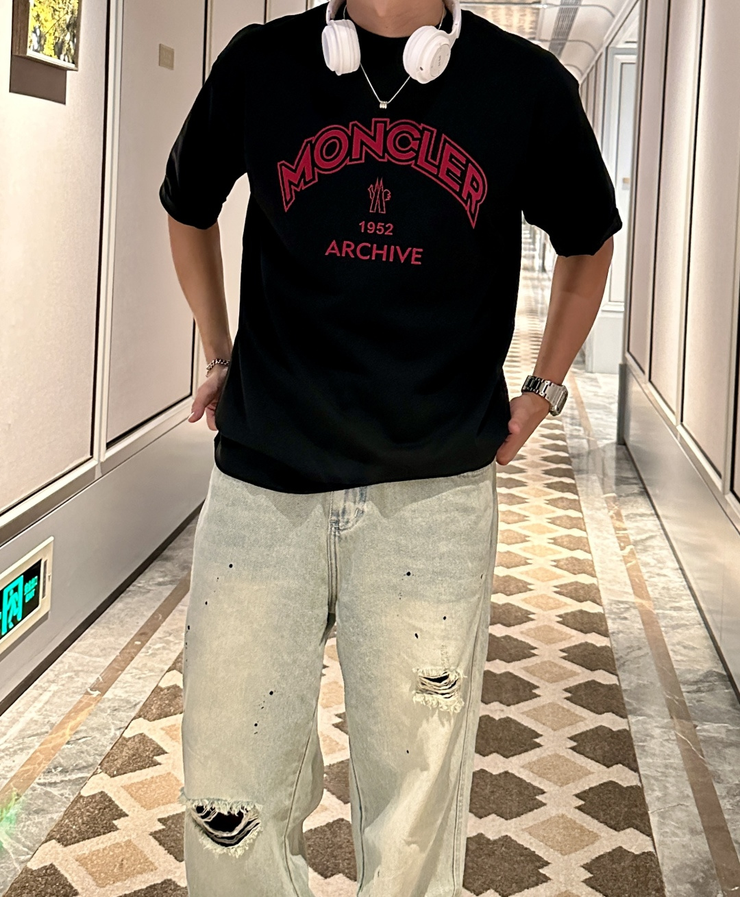 NO:467673,The 2025 spring and summer style/official website synchronization The fabric is made of heavy pure cotton combed cotton fabric, OS loose style, and the upper body style is super positive!  Everyday versatile, a must-have item for wardrobe!  Same model for men and women Size S-3XL (2 sizes larger in size) Size/part S M L XL 2XL 3XL Shoulder width 52 54 56 57 59 60 Clothes length 70 72.75.78.82.85. Bust 54 56.58.60.62.64. Sleeve length 24 26 27 28 29 30,,Moncler,alexander wang19860909蒙口 2025春夏款/官网同步 面料采用重磅纯棉精梳棉面料,OS宽松版型,上身版型超正！日常百搭,衣橱必备单品！ 男女同款 尺码 S-3XL（版型偏大2个码） 码数/部位S M L XL 2XL 3XL 肩宽 52 54 56 57 59 60 衣长70 72.75.78.82.85. 胸围 54 56.58.60.62.64. 袖长24 26 27 28 29 30,,Moncler,alexander wang,Men's clothing