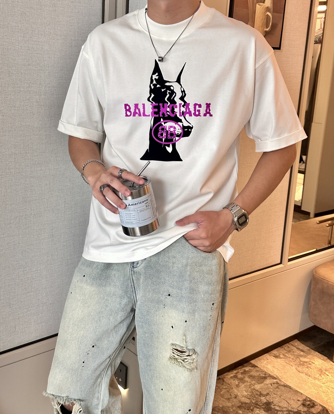 NO:467613,Balenciaga 2025 spring and summer style/official website synchronization The fabric is made of heavy pure cotton combed cotton fabric, OS loose style, and the upper body style is super positive!  Everyday versatile, a must-have item for wardrobe!  Same model for men and women Size S-3XL (2 sizes in size) Size/part S M L XL 2XL 3XL Shoulder width 52 54 56 57 59 60 Clothes length 70 72.75.78.82.85. Bust 54 56.58.60.62.64. Sleeve length 24 26 27 28 29 30,,balenciaga,alexander wang19860909巴黎世家 2025春夏款/官网同步 面料采用重磅纯棉精梳棉面料,OS宽松版型,上身版型超正！日常百搭,衣橱必备单品！ 男女同款 尺码 S-3XL（版型偏大2个码） 码数/部位S M L XL 2XL 3XL 肩宽 52 54 56 57 59 60 衣长70 72.75.78.82.85. 胸围 54 56.58.60.62.64. 袖长24 26 27 28 29 30,,balenciaga,alexander wang,Men's clothing