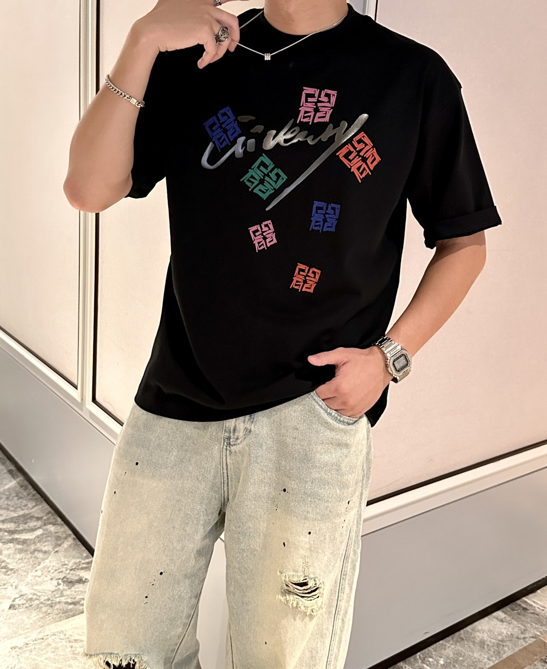 NO:467620,Givenchy 2025 spring and summer style/official website synchronization The fabric is made of heavy pure cotton combed cotton fabric, OS loose style, and the upper body style is super positive!  Everyday versatile, a must-have item for wardrobe!  Same model for men and women Size S-3XL (2 sizes larger in size) Size/part S M L XL 2XL 3XL Shoulder width 52 54 56 57 59 60 Clothes length 70 72.75.78.82.85. Bust 54 56.58.60.62.64. Sleeve length 24 26 27 28 29 30,,givenchy,alexander wang19860909纪梵希 2025春夏款/官网同步 面料采用重磅纯棉精梳棉面料,OS宽松版型,上身版型超正！日常百搭,衣橱必备单品！ 男女同款 尺码 S-3XL（版型偏大2个码） 码数/部位S M L XL 2XL 3XL 肩宽 52 54 56 57 59 60 衣长70 72.75.78.82.85. 胸围 54 56.58.60.62.64. 袖长24 26 27 28 29 30,,givenchy,alexander wang,Men's clothing