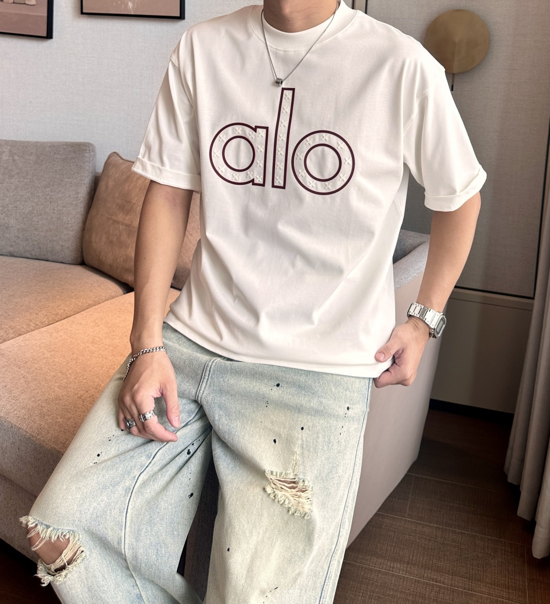 NO:467627,alo 2025 spring and summer style/official website synchronization The fabric is made of heavy pure cotton combed cotton fabric, OS loose style, and the upper body style is super positive!  Everyday versatile, a must-have item for wardrobe!  Same model for men and women Size S-3XL (2 sizes larger in size) Size/part S M L XL 2XL 3XL Shoulder width 52 54 56 57 59 60 Length 70 72.75.78.82.85. Bust 54 56.58.60.62.64. Sleeve length 24 26 27 28 29 30,,alexander wang19860909alo 2025春夏款/官网同步 面料采用重磅纯棉精梳棉面料,OS宽松版型,上身版型超正！日常百搭,衣橱必备单品！ 男女同款 尺码 S-3XL（版型偏大2个码） 码数/部位S M L XL 2XL 3XL 肩宽 52 54 56 57 59 60 衣长70 72.75.78.82.85. 胸围 54 56.58.60.62.64. 袖长24 26 27 28 29 30,,alexander wang,Men's clothing