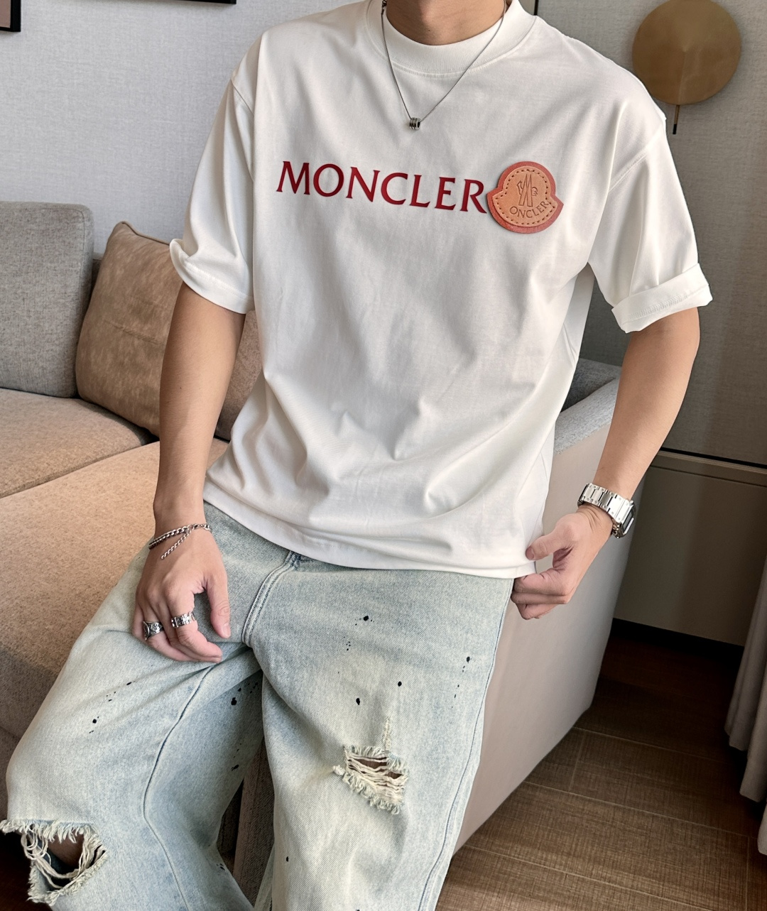 NO:467641,The 2025 spring and summer style/official website synchronization The fabric is made of heavy pure cotton combed cotton fabric, OS loose style, and the upper body style is super positive!  Everyday versatile, a must-have item for wardrobe!  Same model for men and women Size S-3XL (2 sizes larger in size) Size/part S M L XL 2XL 3XL Shoulder width 52 54 56 57 59 60 Clothes length 70 72.75.78.82.85. Bust 54 56.58.60.62.64. Sleeve length 24 26 27 28 29 30,,Moncler,alexander wang19860909蒙口 2025春夏款/官网同步 面料采用重磅纯棉精梳棉面料,OS宽松版型,上身版型超正！日常百搭,衣橱必备单品！ 男女同款 尺码 S-3XL（版型偏大2个码） 码数/部位S M L XL 2XL 3XL 肩宽 52 54 56 57 59 60 衣长70 72.75.78.82.85. 胸围 54 56.58.60.62.64. 袖长24 26 27 28 29 30,,Moncler,alexander wang,Men's clothing