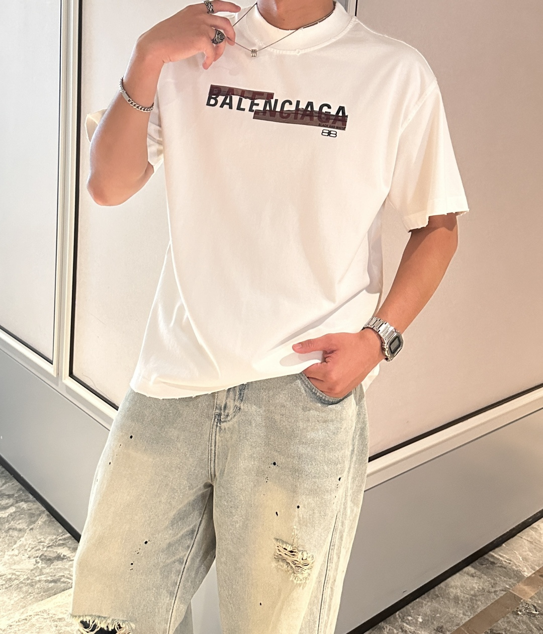 NO:467649,Balenciaga 2025 spring and summer style/official website synchronization The fabric is made of heavy pure cotton combed cotton fabric, OS loose style, and the upper body style is super positive!  Everyday versatile, a must-have item for wardrobe!  Same model for men and women Size S-3XL (2 sizes in size) Size/part S M L XL 2XL 3XL Shoulder width 52 54 56 57 59 60 Clothes length 70 72.75.78.82.85. Bust 54 56.58.60.62.64. Sleeve length 24 26 27 28 29 30,,balenciaga,alexander wang19860909巴黎世家 2025春夏款/官网同步 面料采用重磅纯棉精梳棉面料,OS宽松版型,上身版型超正！日常百搭,衣橱必备单品！ 男女同款 尺码 S-3XL（版型偏大2个码） 码数/部位S M L XL 2XL 3XL 肩宽 52 54 56 57 59 60 衣长70 72.75.78.82.85. 胸围 54 56.58.60.62.64. 袖长24 26 27 28 29 30,,balenciaga,alexander wang,Men's clothing